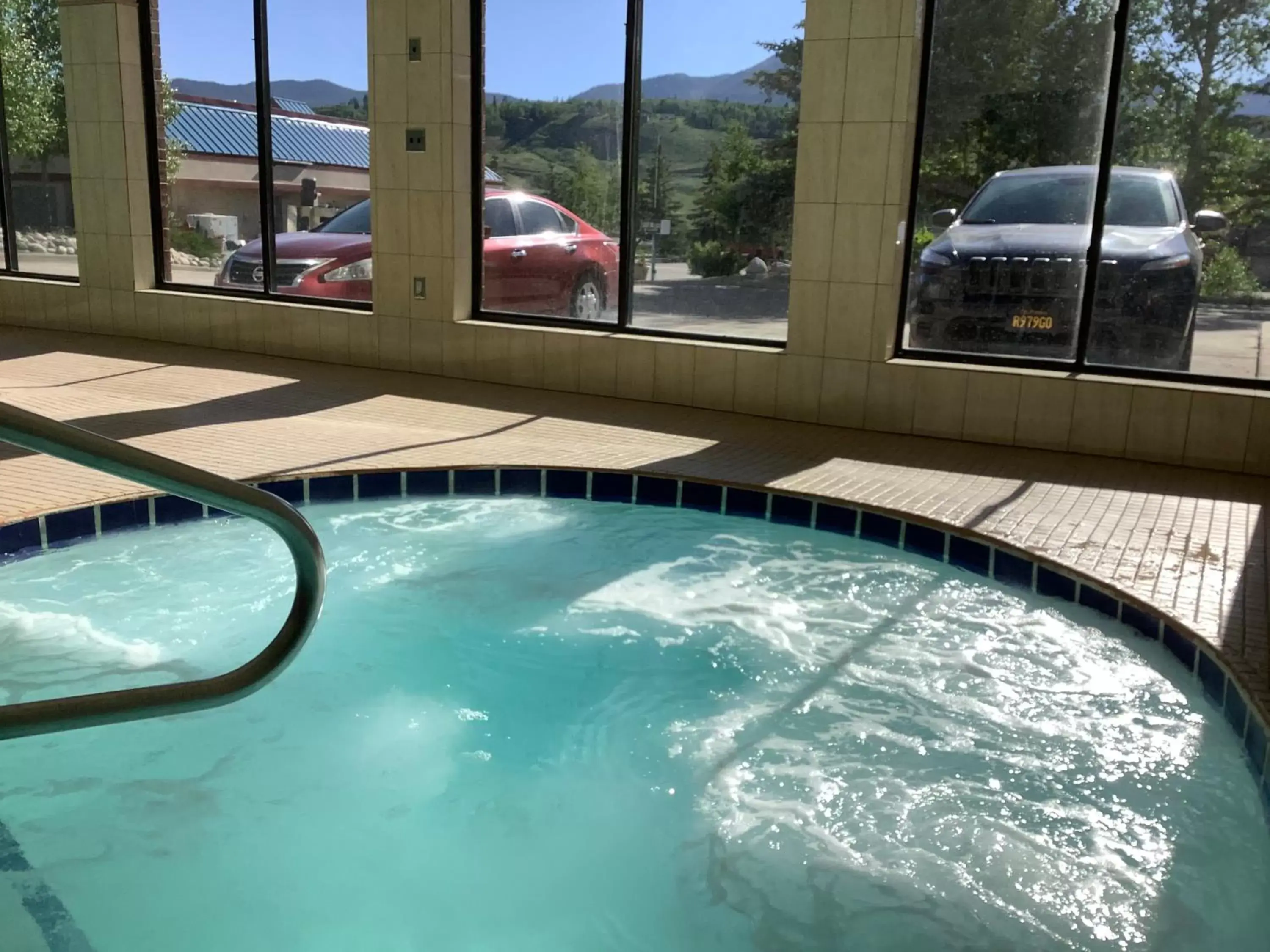 Hot Tub, Swimming Pool in Luxury Inn & Suites