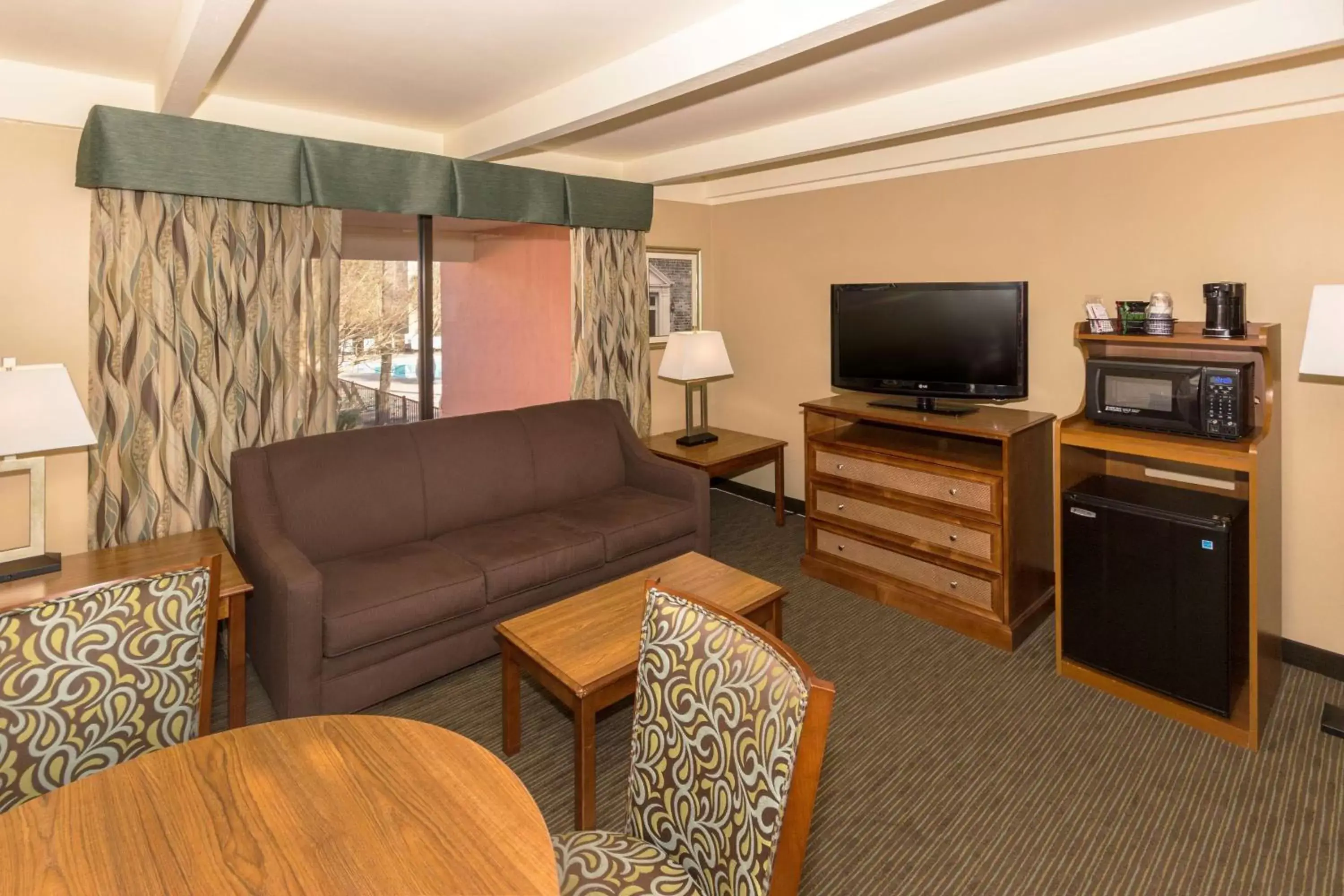 Photo of the whole room, TV/Entertainment Center in Best Western Charleston Inn