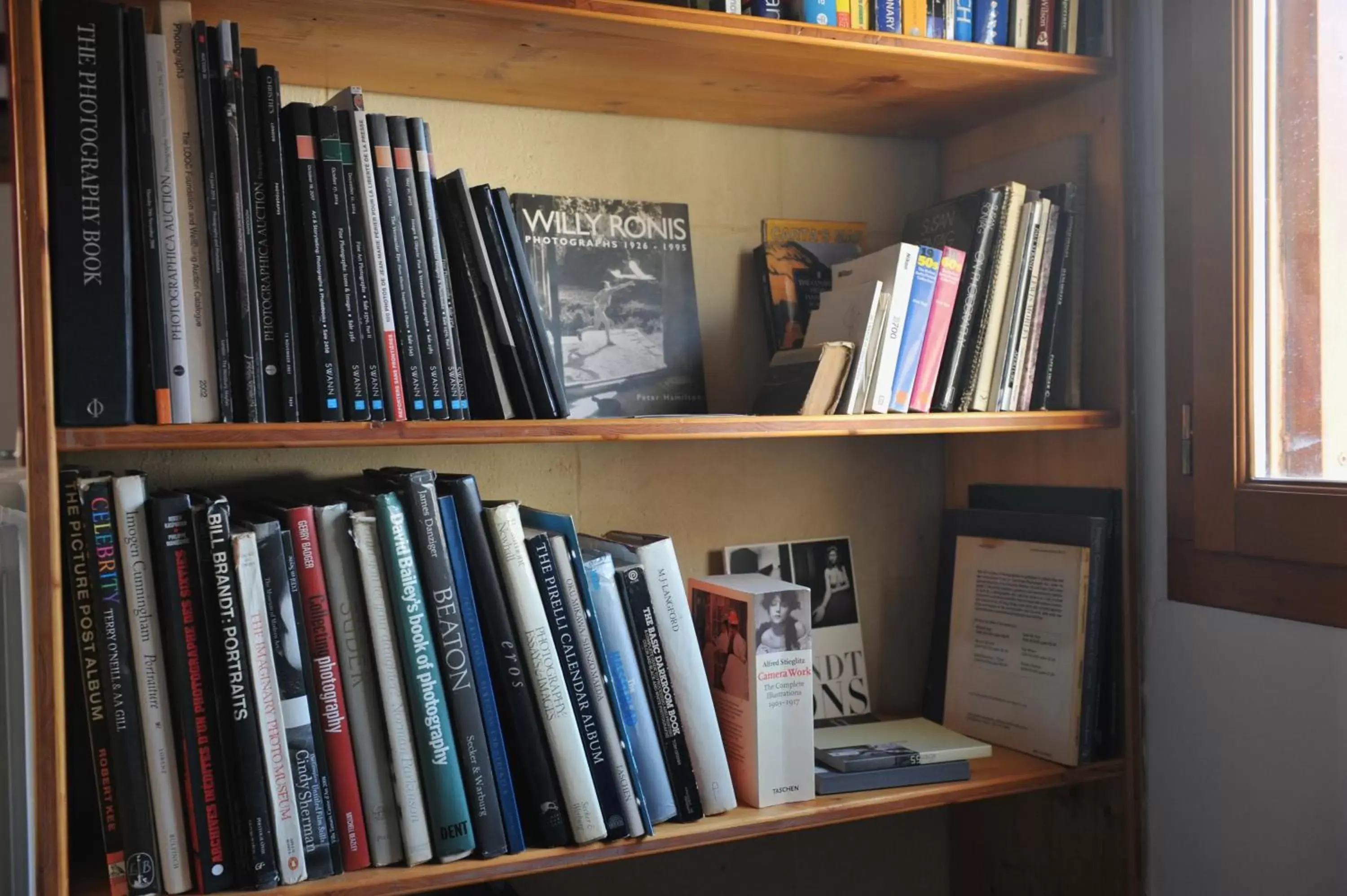 Library in Loft Apartment , La Terrasse Centre Ville d'Arles,