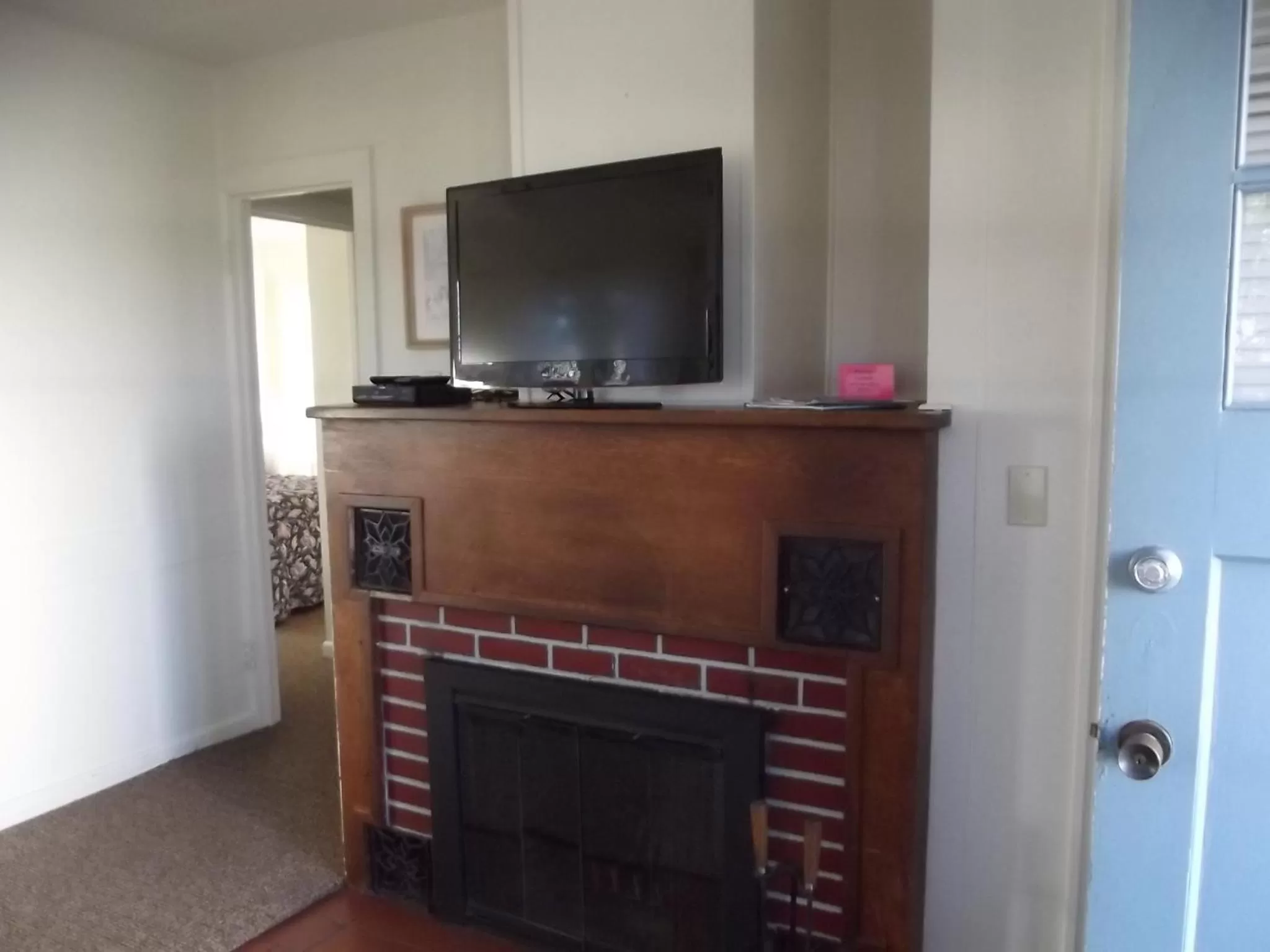 TV and multimedia, TV/Entertainment Center in Hillcrest Inn