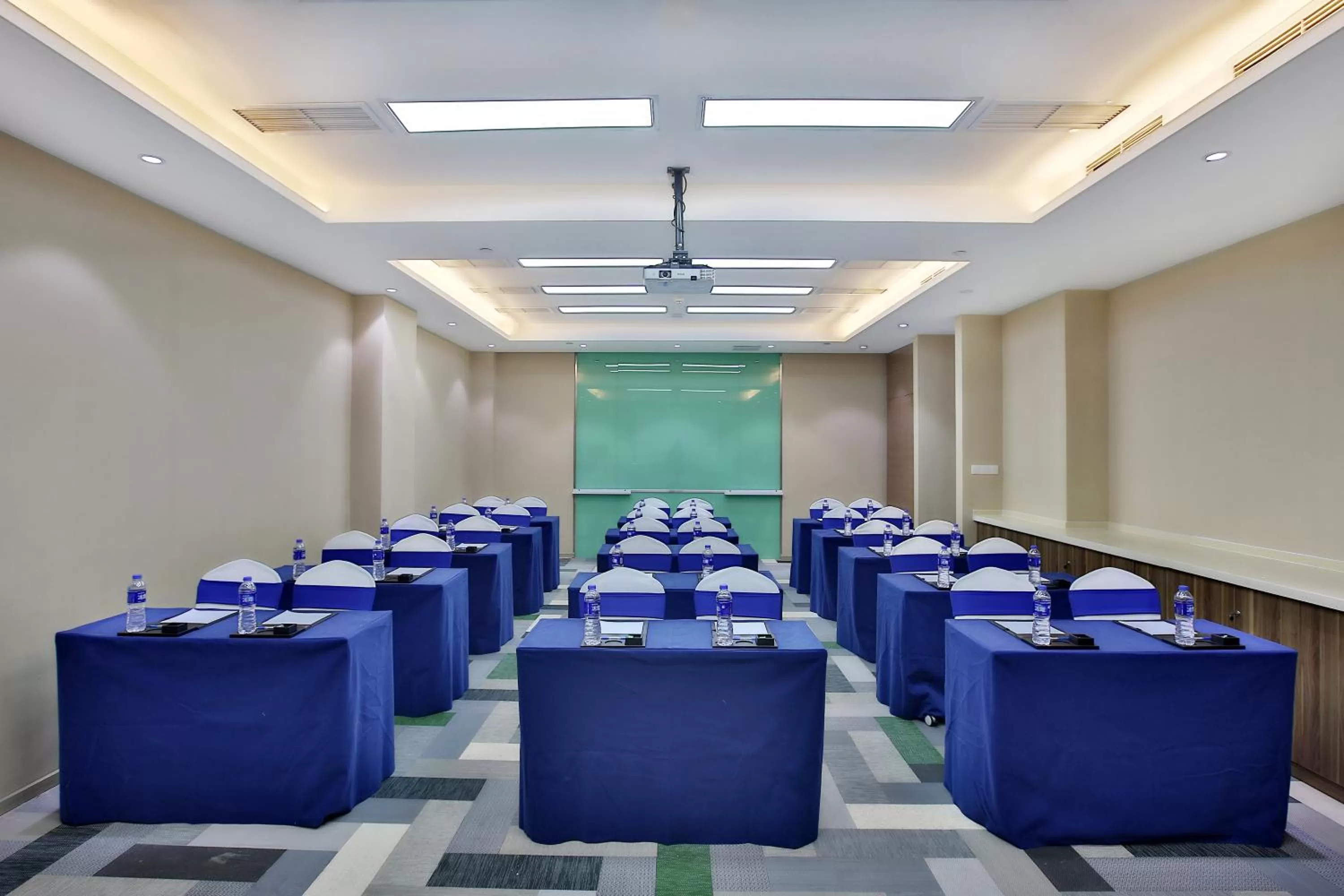 Meeting/conference room in Holiday Inn Express Langfang Park View by IHG