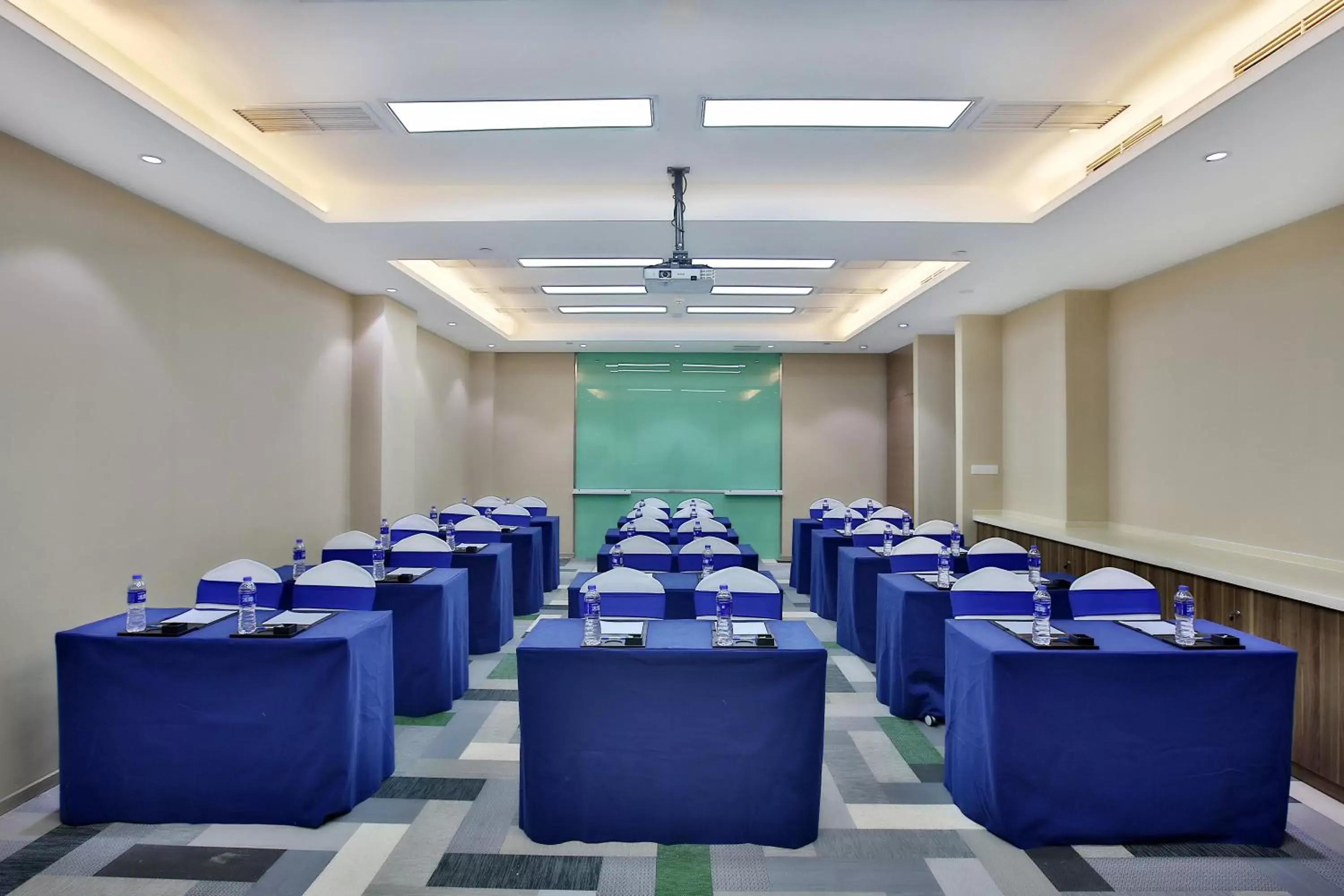 Meeting/conference room in Holiday Inn Express Langfang Park View by IHG Meeting/conference room in Holiday Inn Express Langfang Park View by IHG