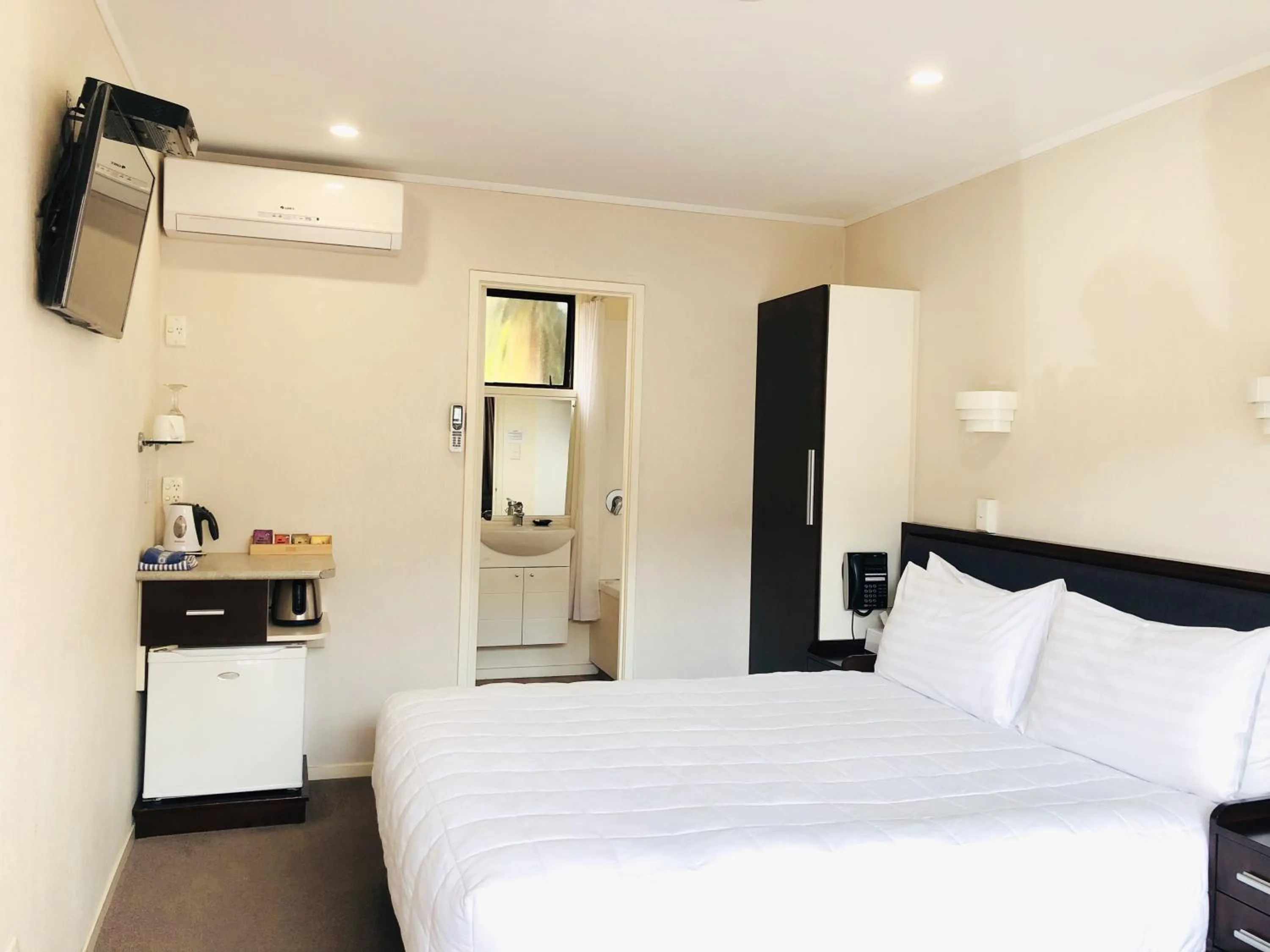 Bedroom, Bed in Tudor Court Motor Lodge