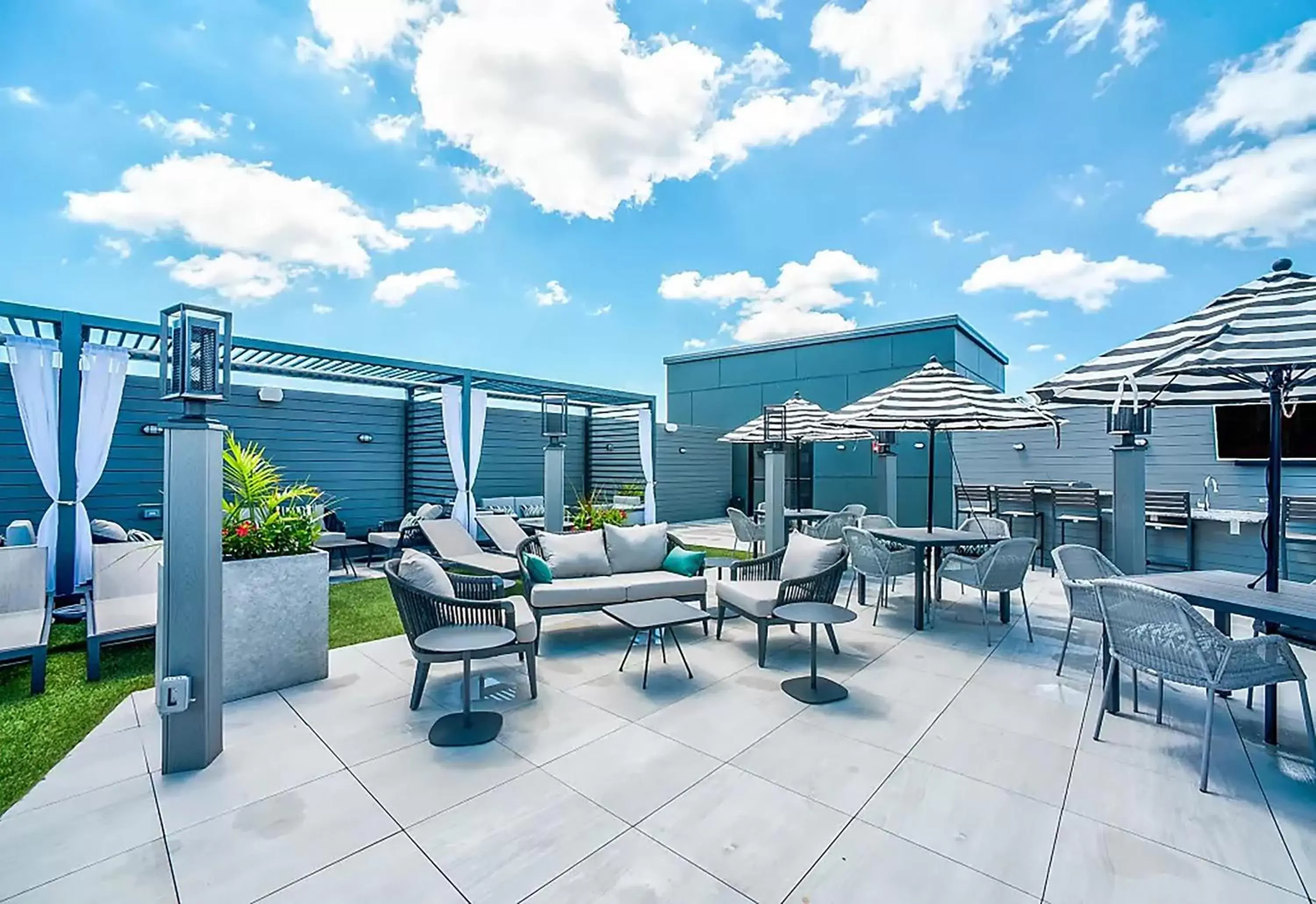 Patio, Patio/Outdoor Area in Luxury Furnished Apartments by Hyatus Downtown at Yale