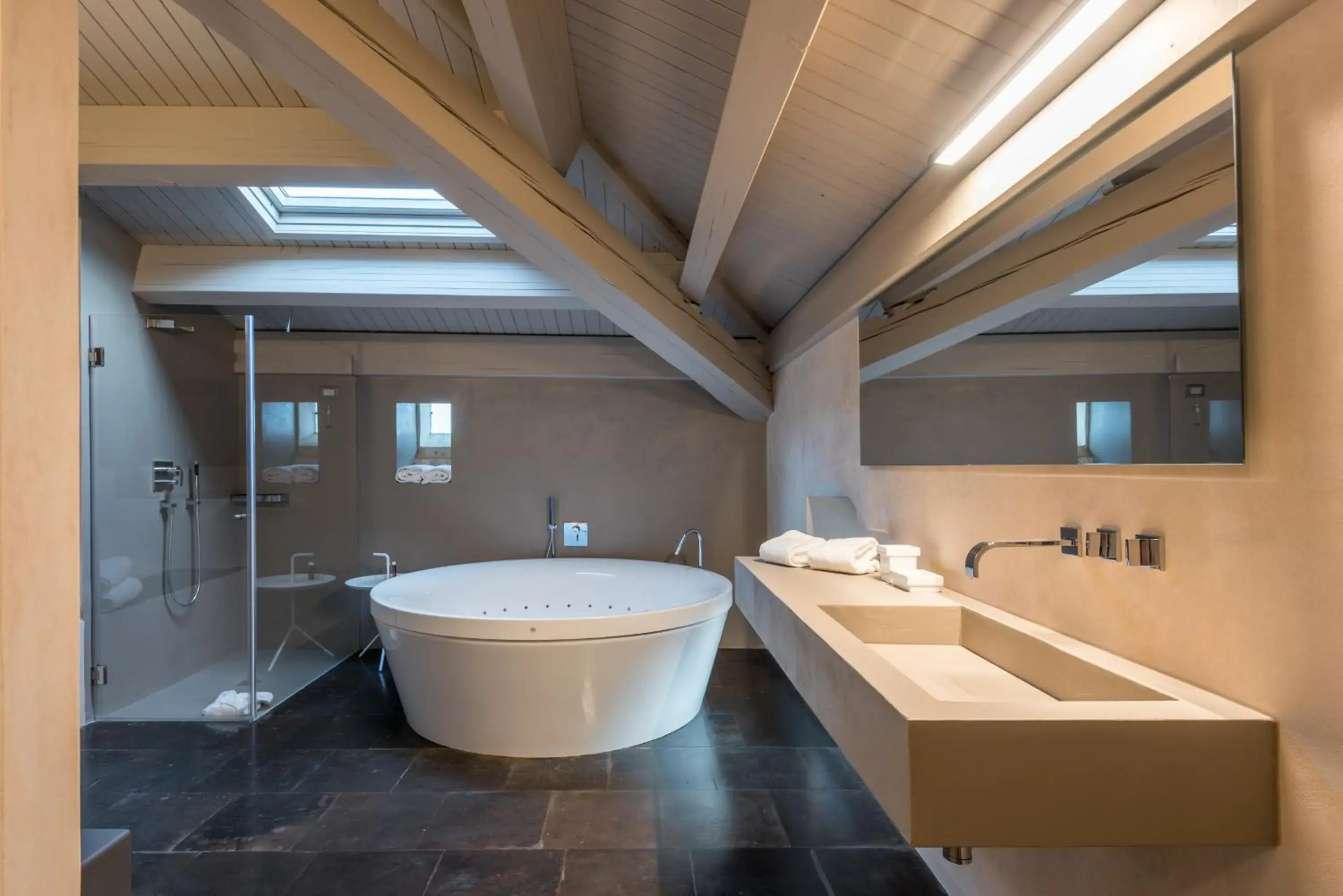 Hot Tub, Bathroom in Villa Boscarino