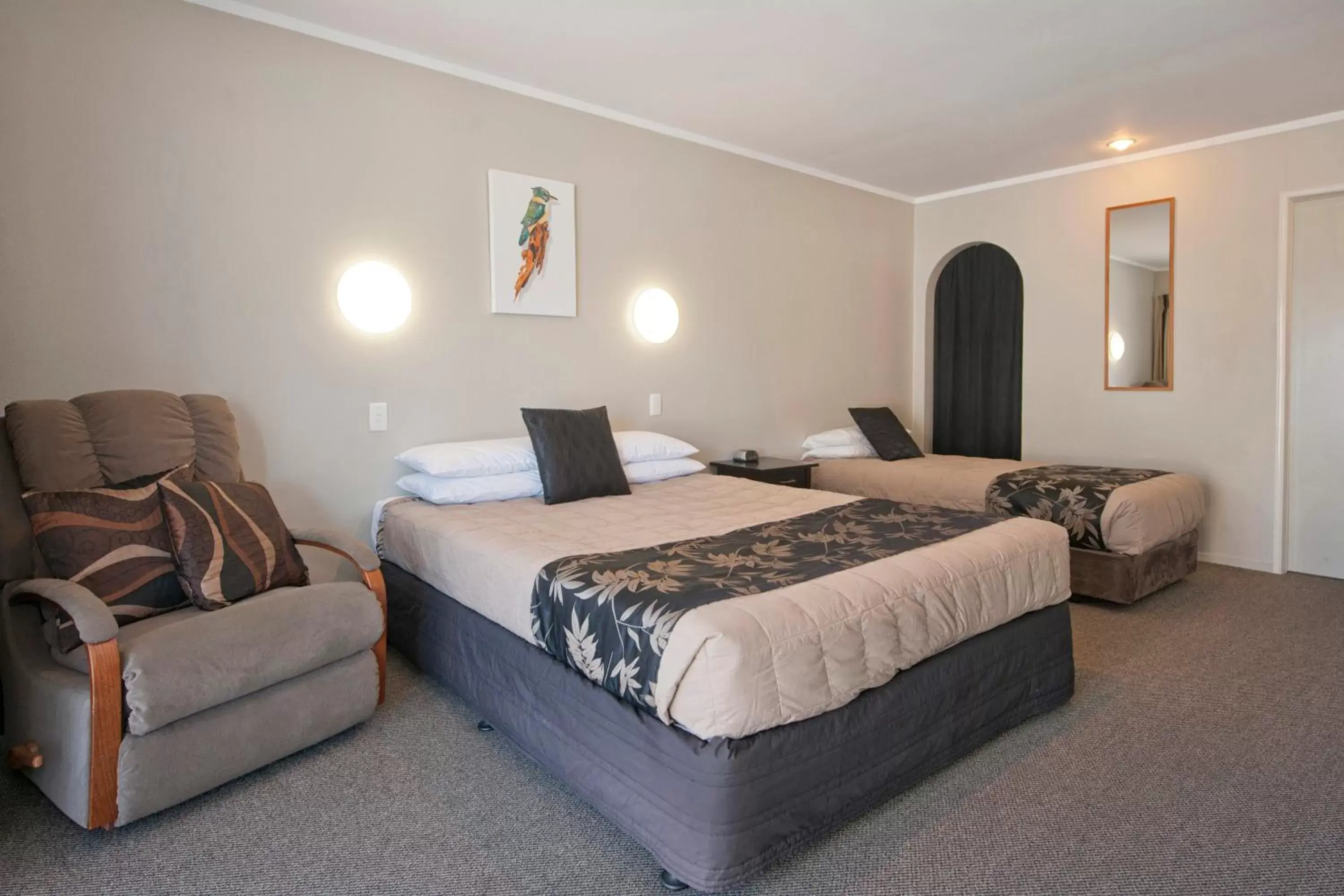 Bedroom, Bed in Sport Of Kings Motel