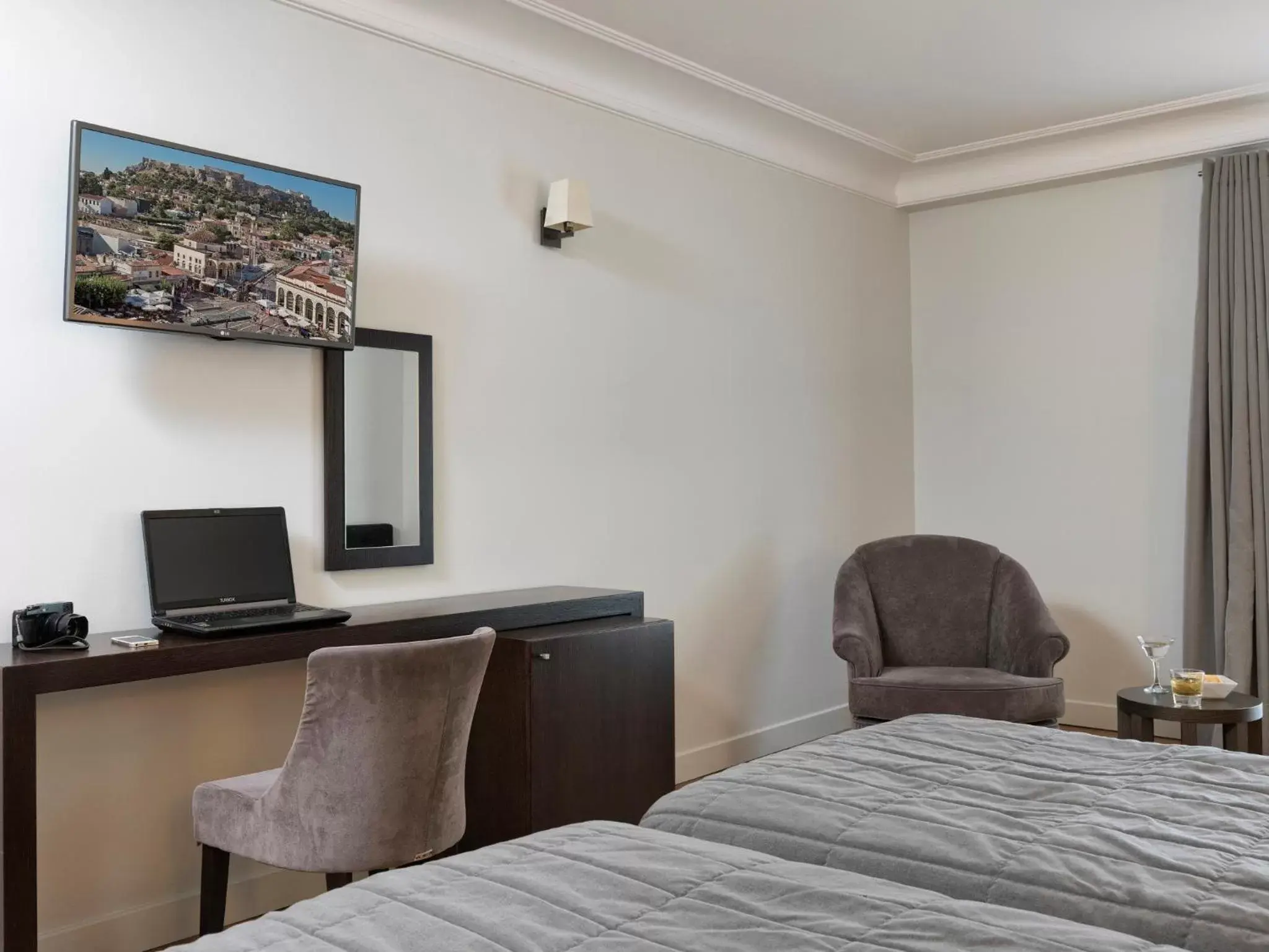 Bedroom, TV/Entertainment Center in Acropolis Hill Hotel