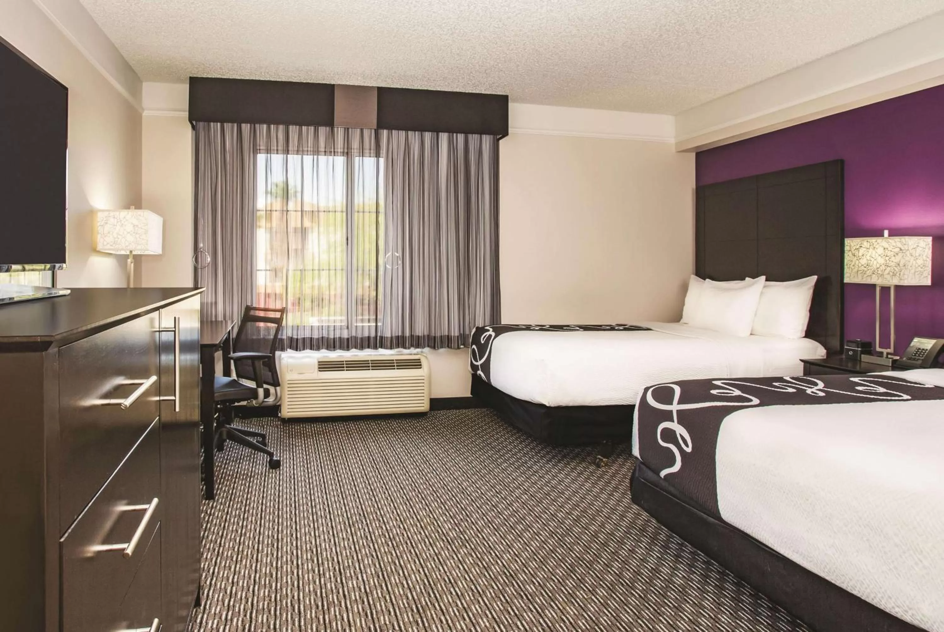 Photo of the whole room, Bed in La Quinta by Wyndham Las Vegas Summerlin Tech