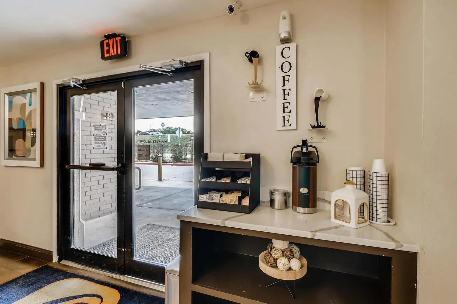 Coffee/tea facilities in Orangewood Inn and Suites Midtown