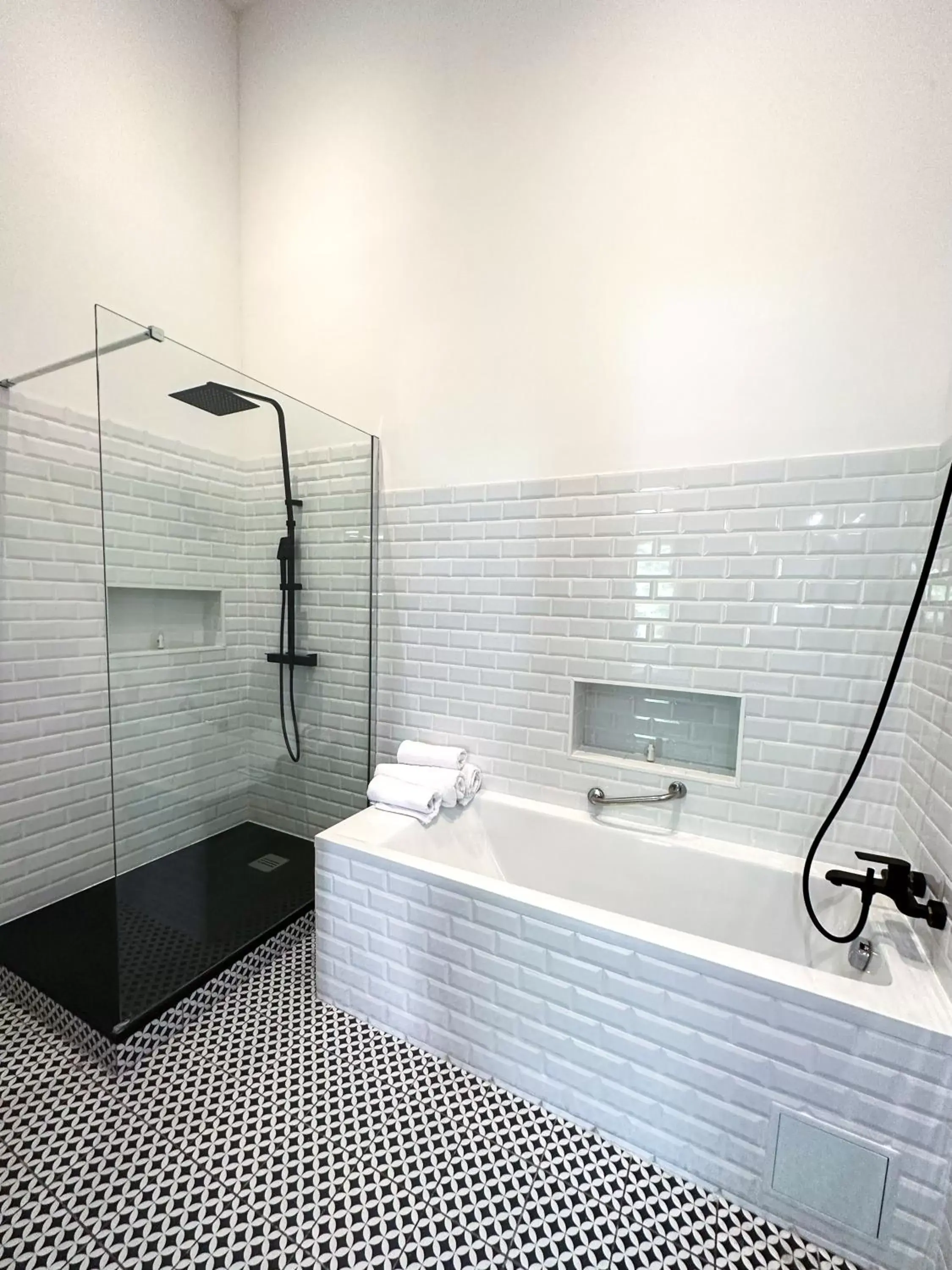 Bathroom in Hôtel d'Angleterre, Salon-de-Provence