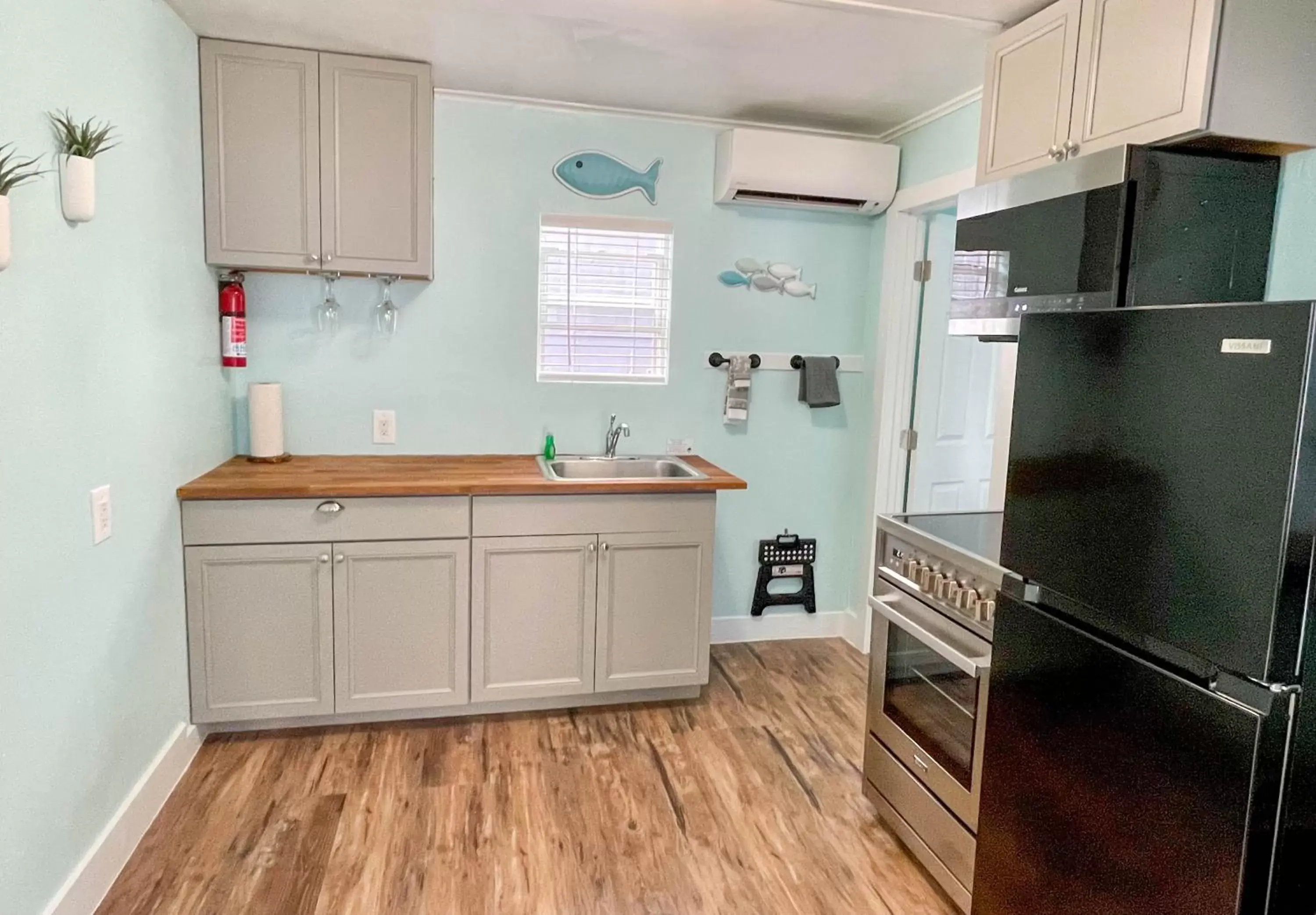 Kitchen/Kitchenette in The Anchorage Motel