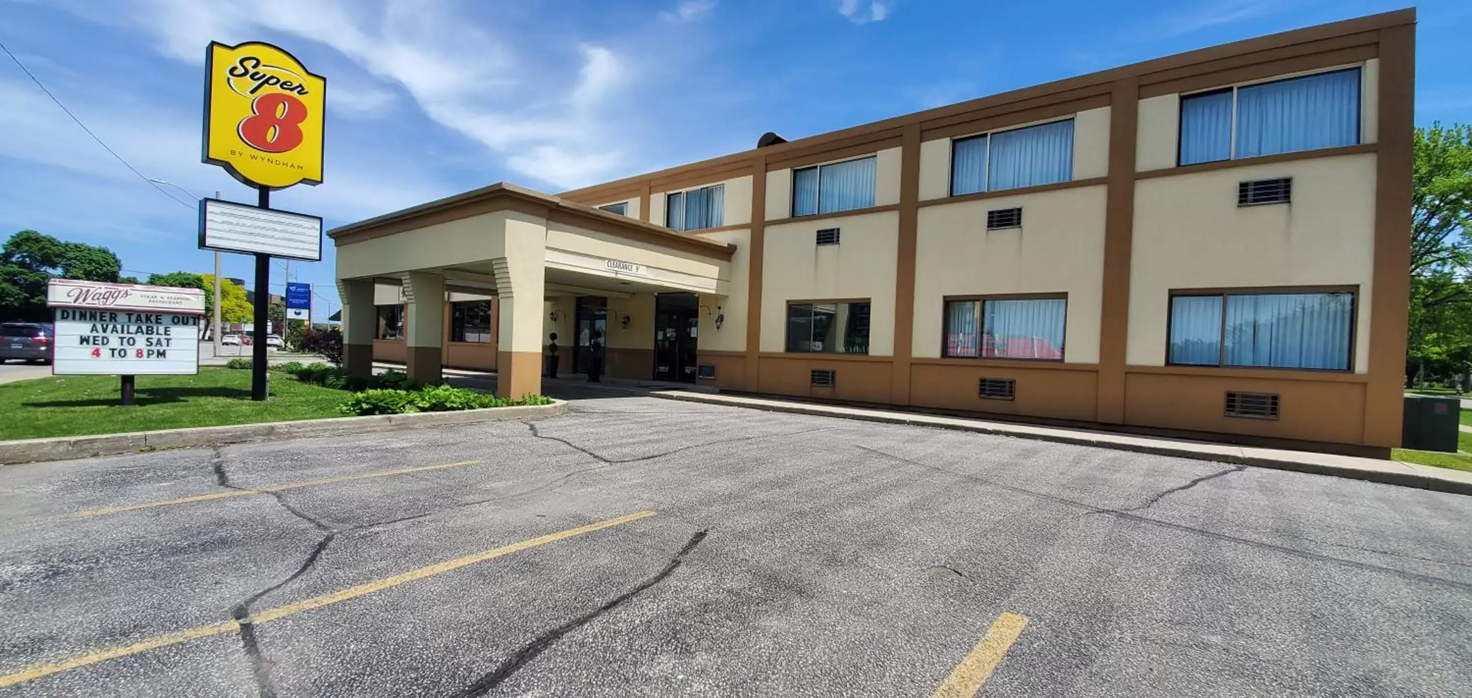 Property Building in Super 8 by Wyndham Sarnia ON