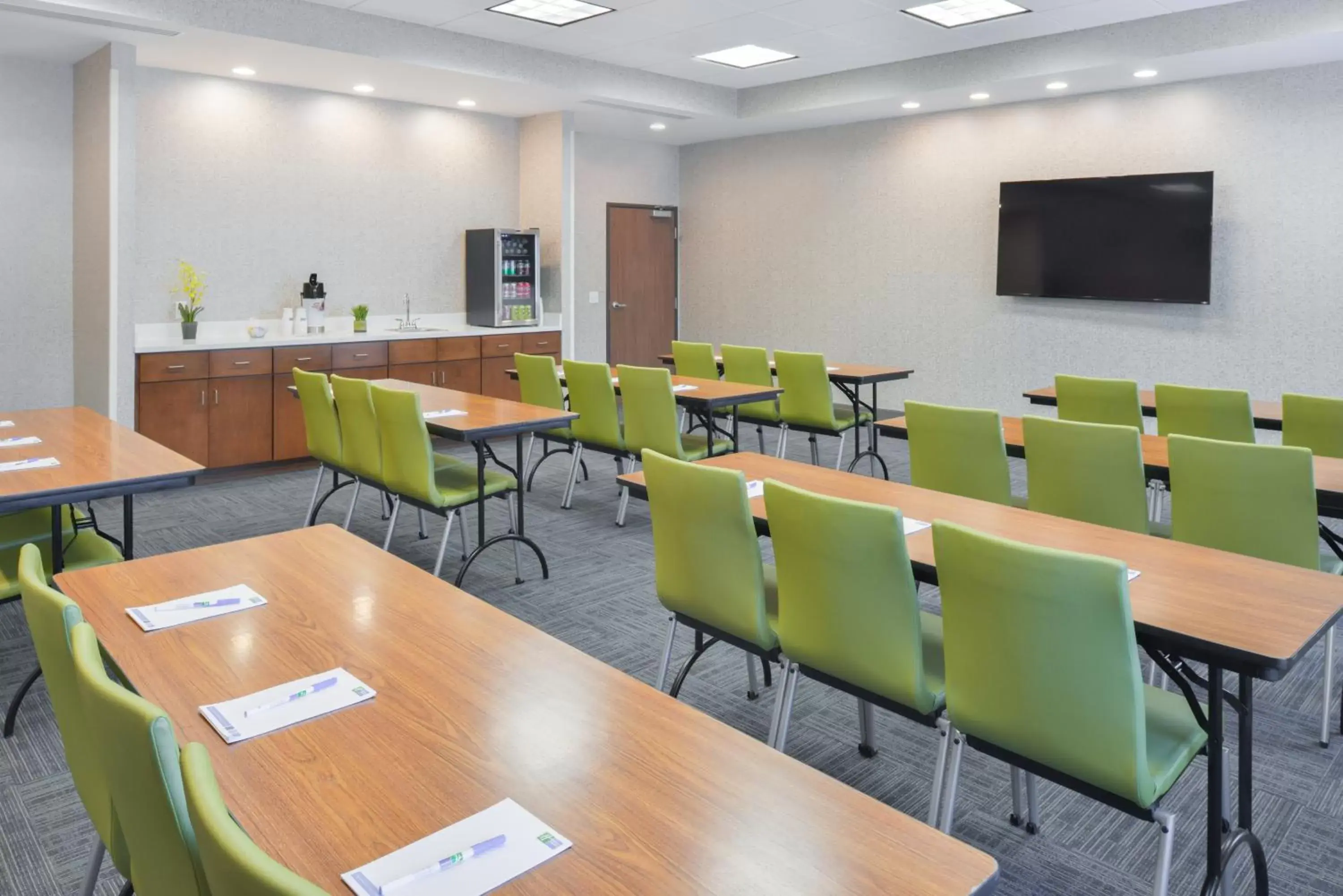 Meeting/conference room in Holiday Inn Express & Suites Salem, an IHG Hotel