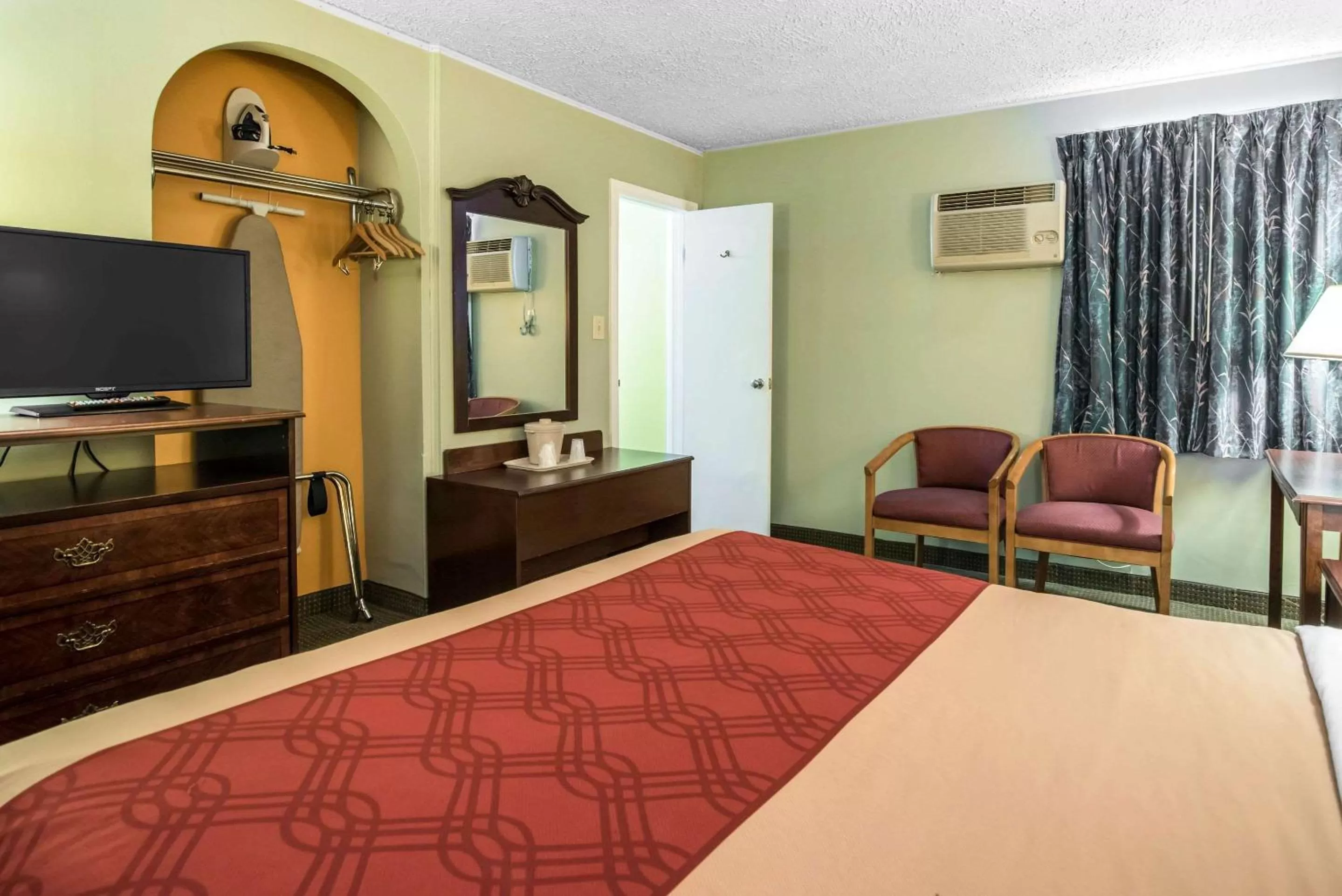 Photo of the whole room, Bed in Econo Lodge