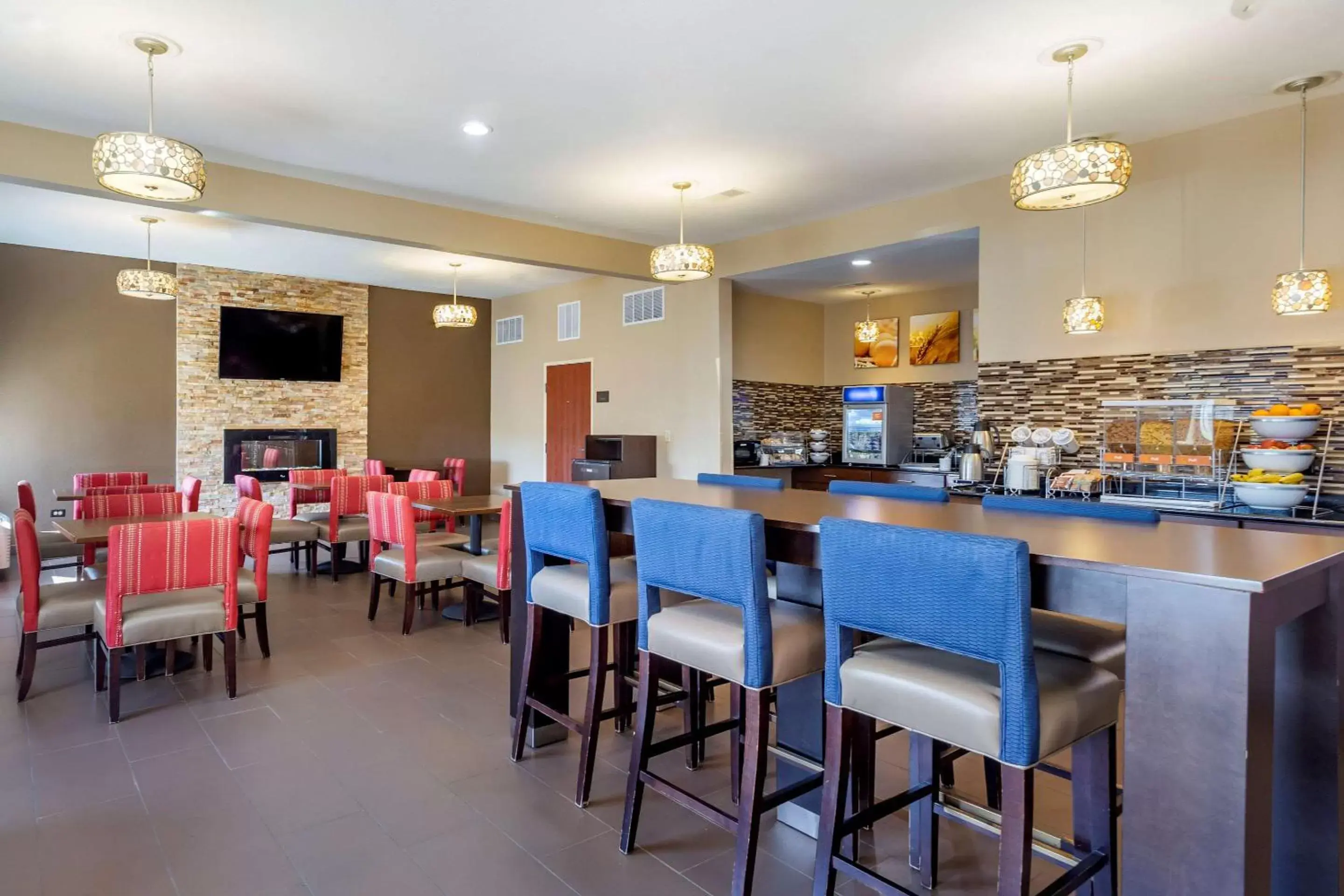 Breakfast, Restaurant/Places to Eat in Comfort Inn & Suites North Aurora - Naperville