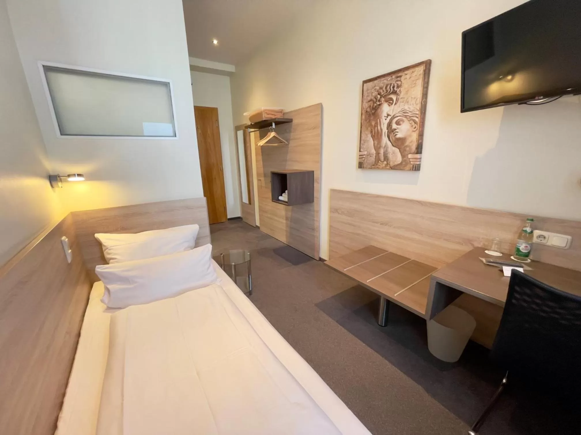 Photo of the whole room, Bed in Hotel Central