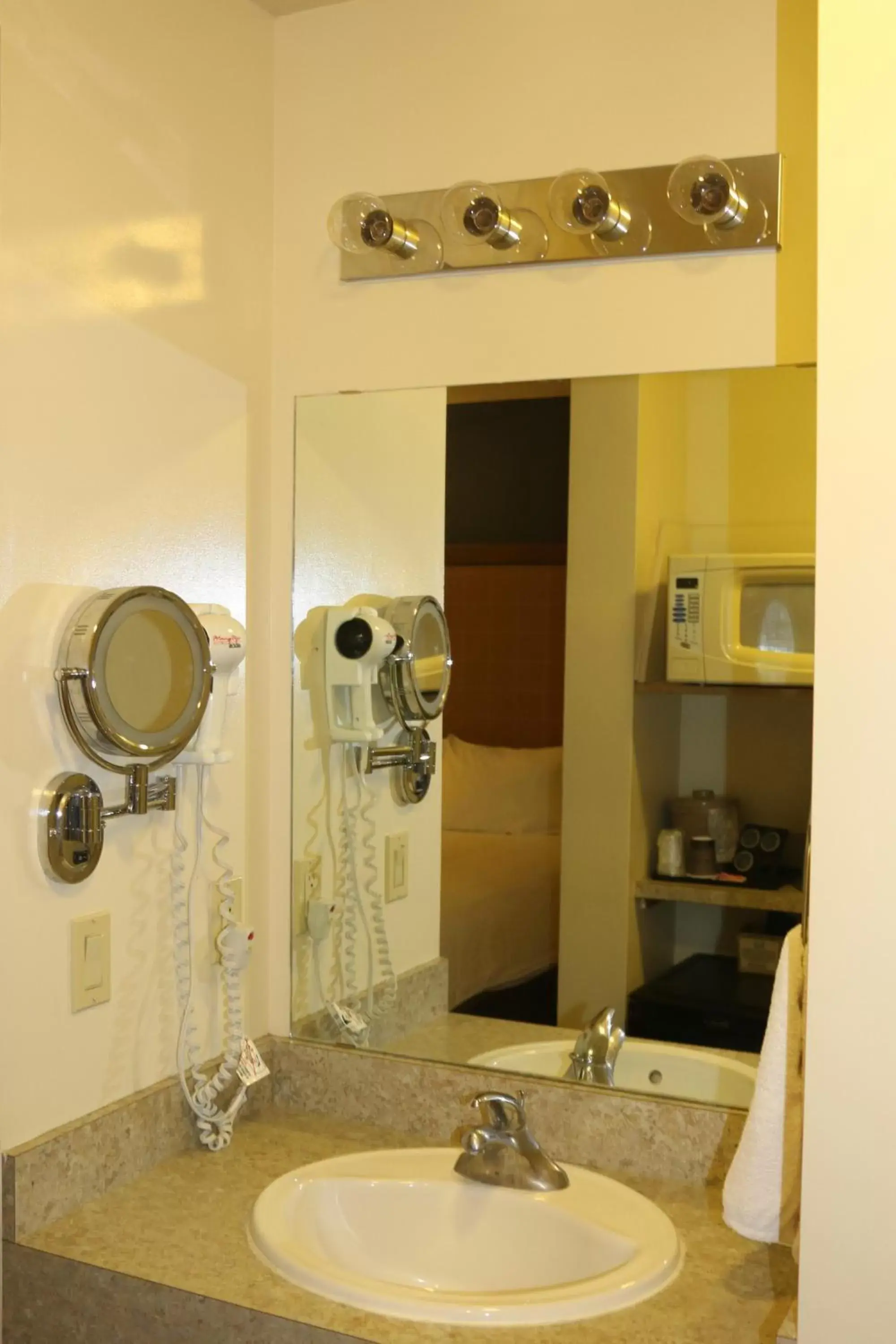 heating, Bathroom in Empire Inn & Suites