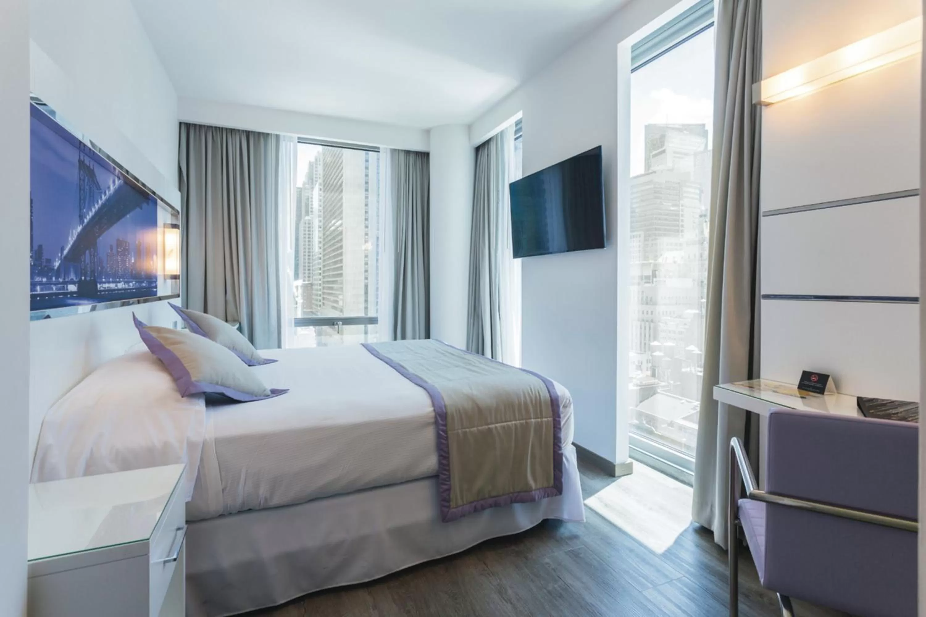 Deluxe Superior King with views in Riu Plaza New York Times Square