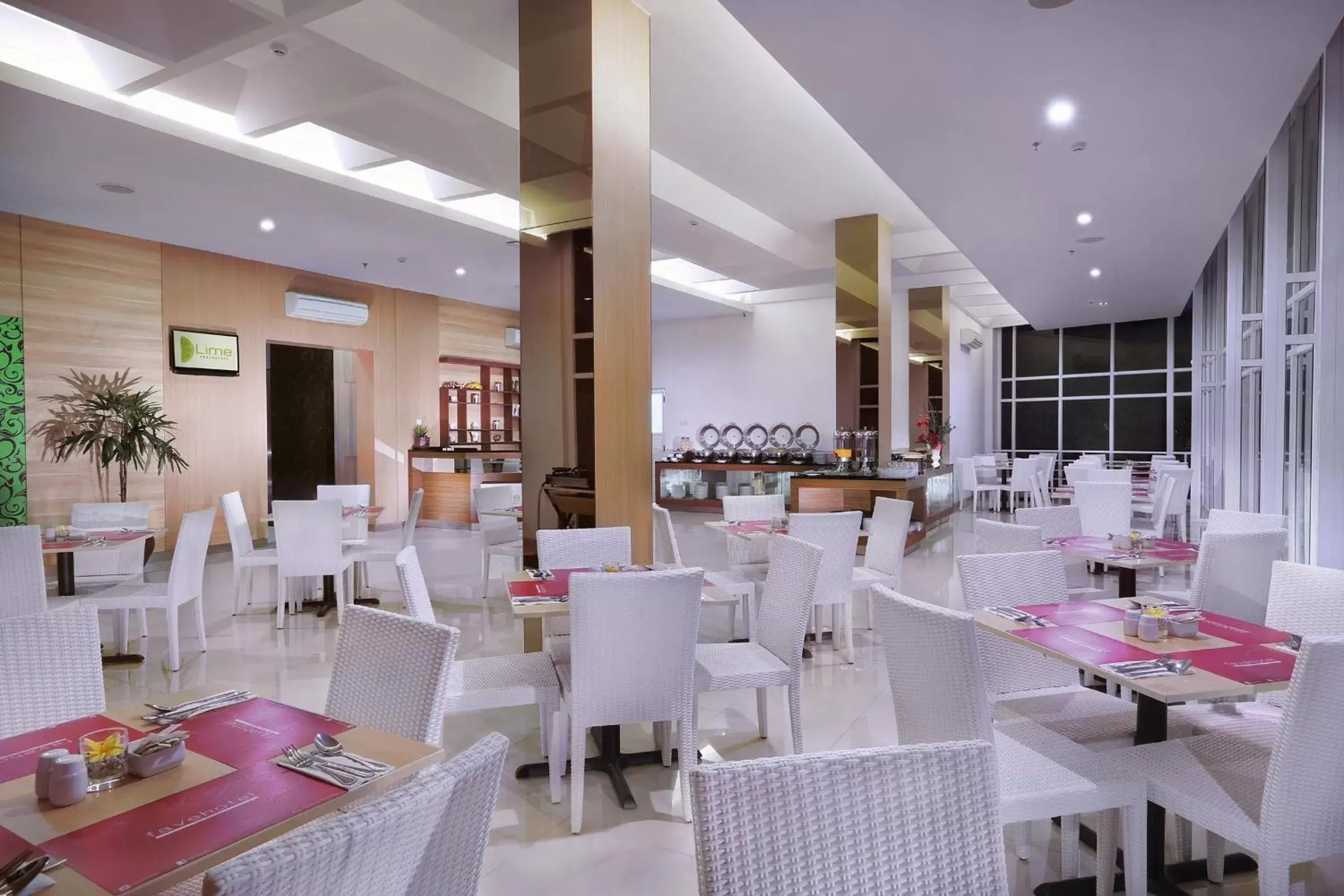 Restaurant/Places to Eat in favehotel Diponegoro