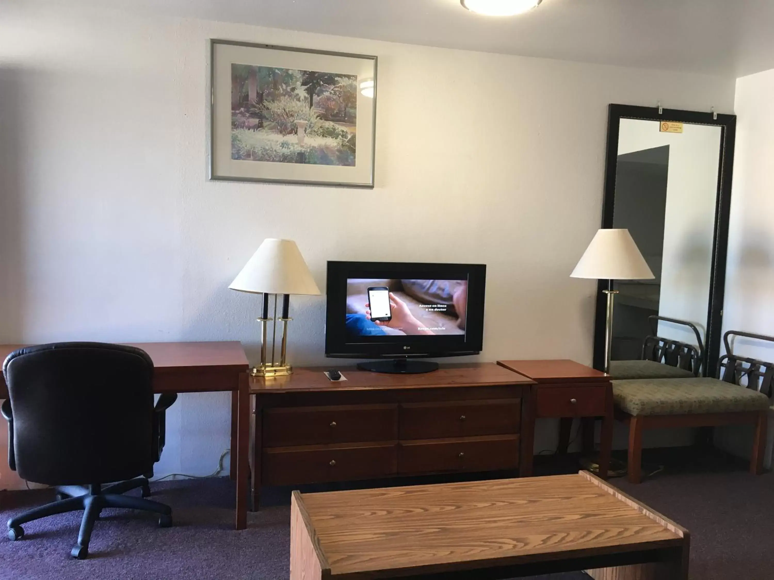 TV/Entertainment Center in Maple Inn and Suites Los Banos