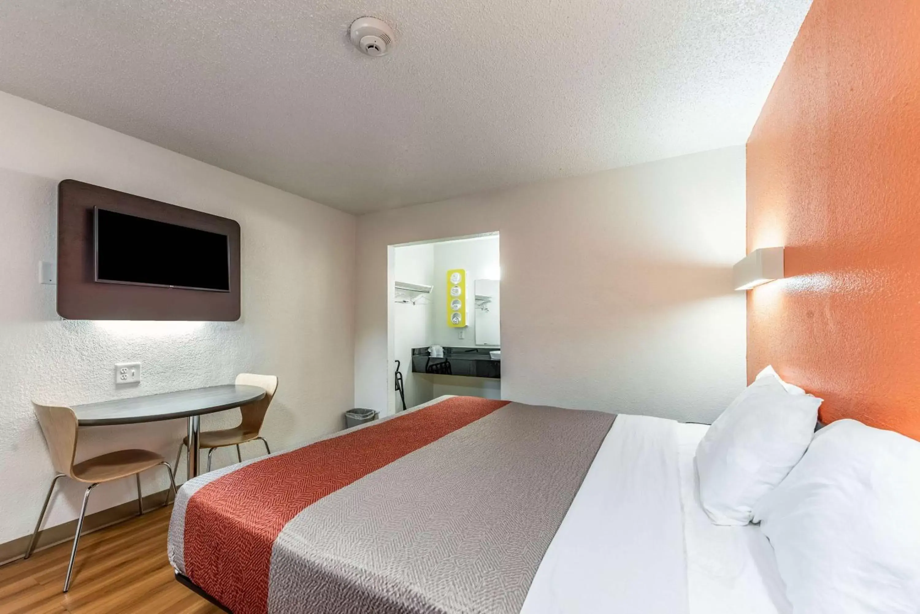 TV and multimedia, Bed in Motel 6-North Richland Hills, TX