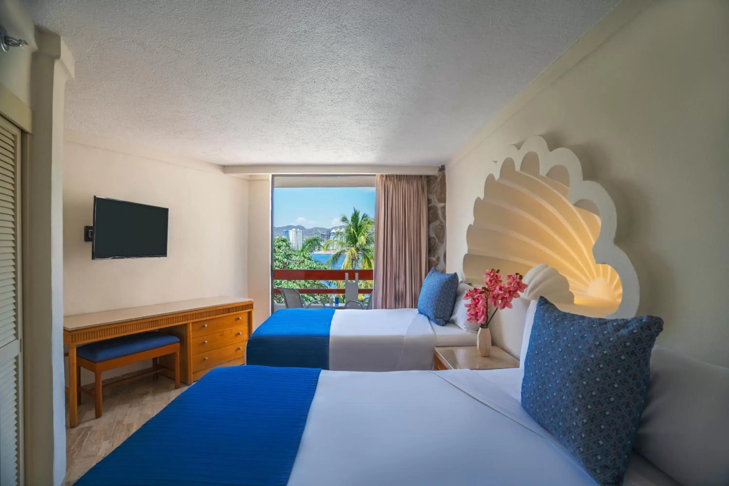 Bedroom, Bed in Park Royal Beach Acapulco - All Inclusive