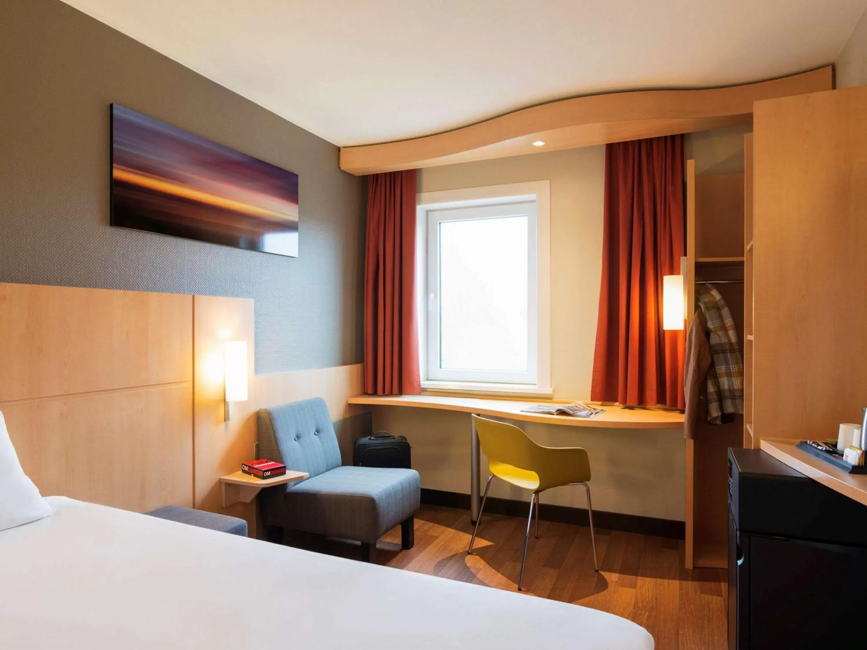 Photo of the whole room, Bed in ibis Rotterdam Vlaardingen