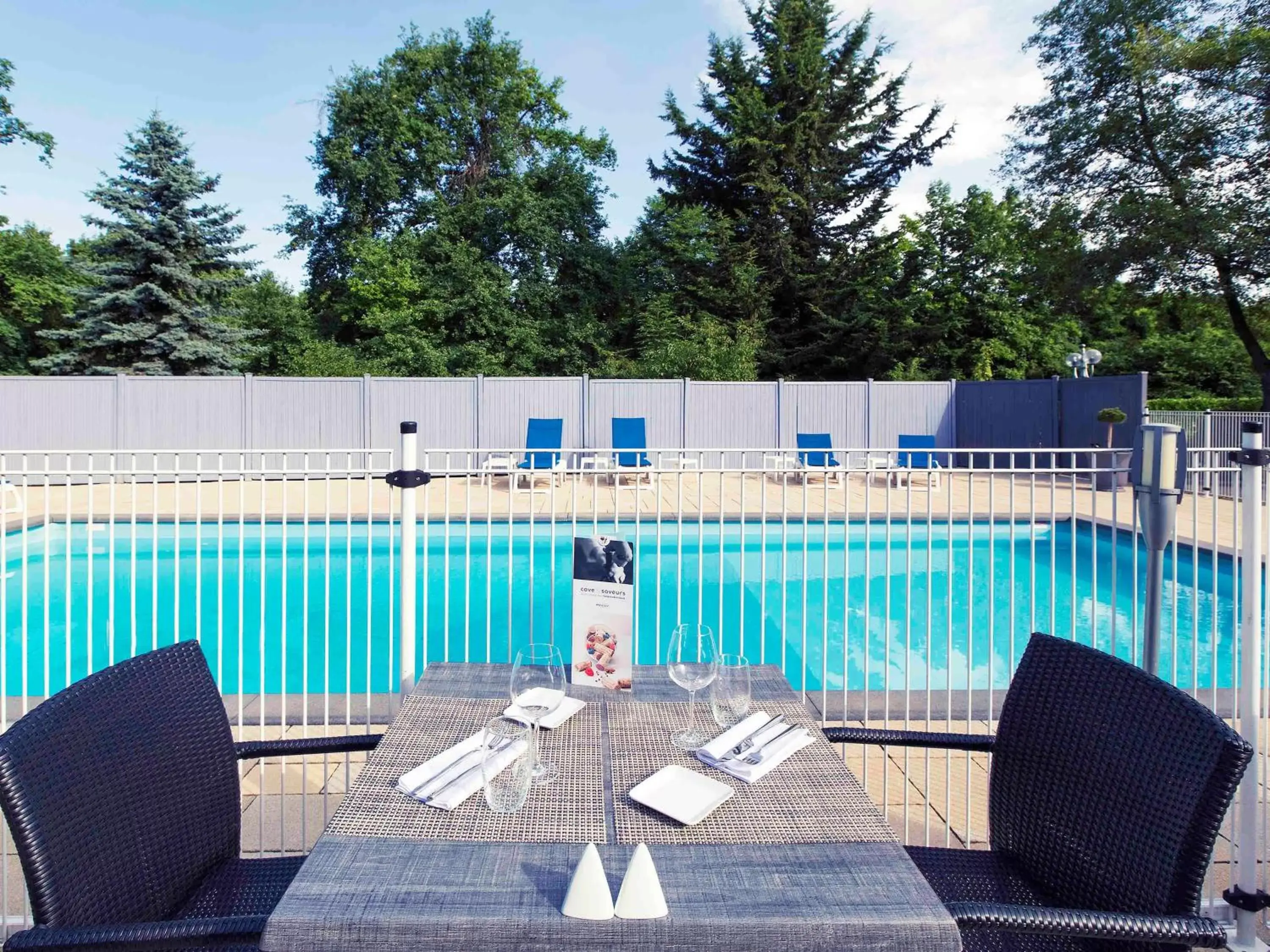 Restaurant/places to eat, Swimming Pool in Mercure Strasbourg Aéroport