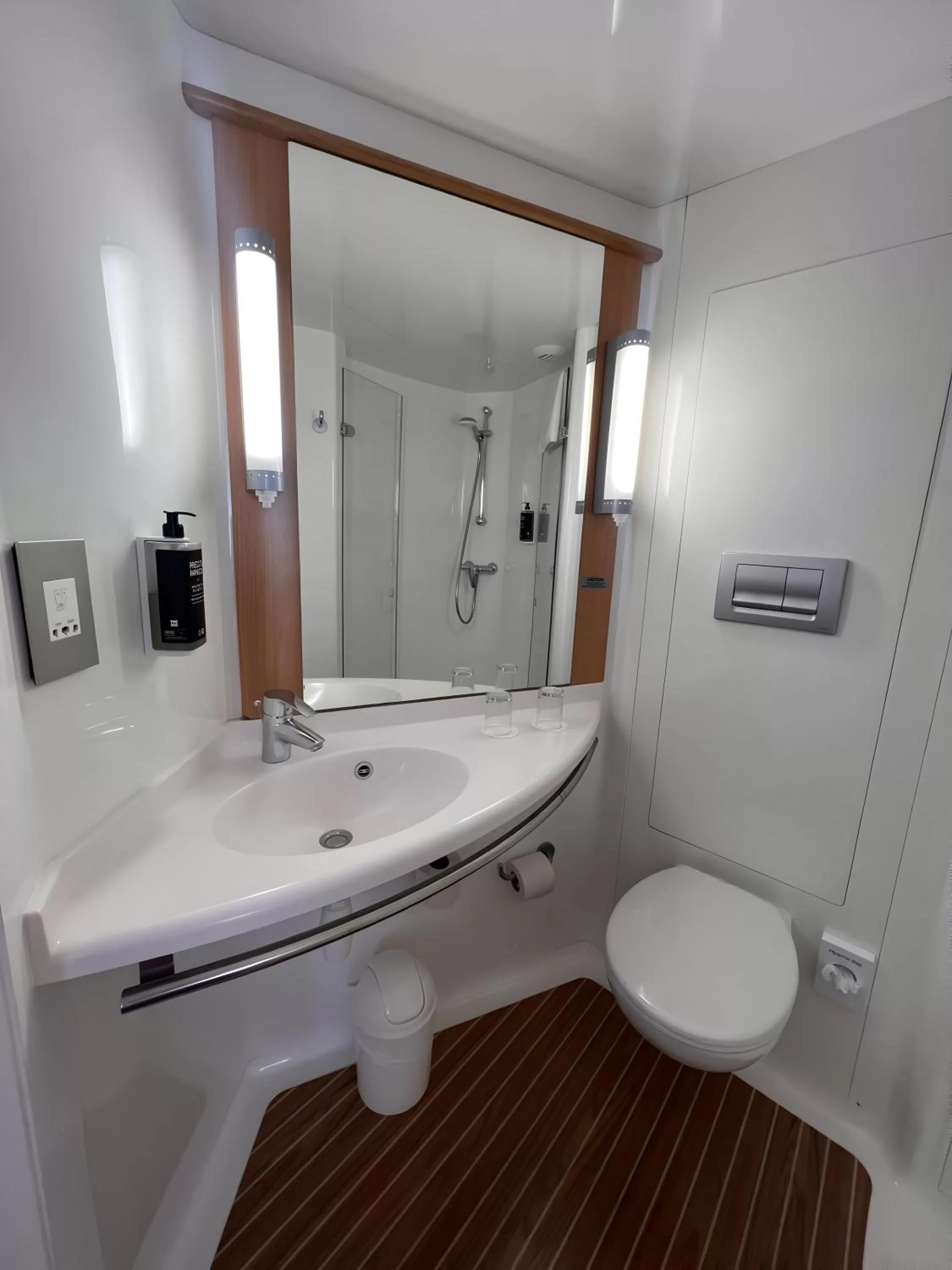 Shower in Ibis Styles Liverpool Centre Dale Street - Cavern Quarter