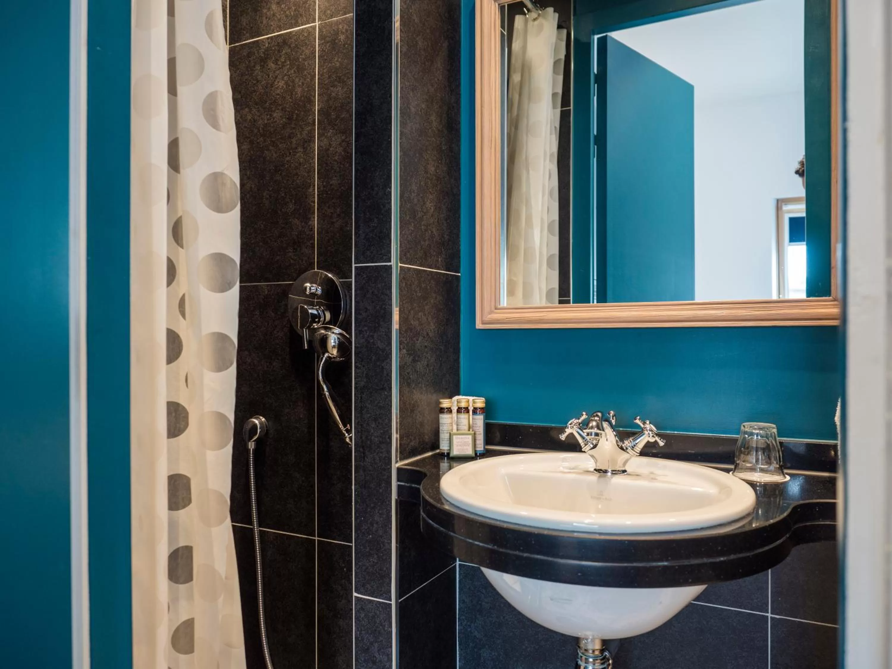 Shower in Hotel Taylor