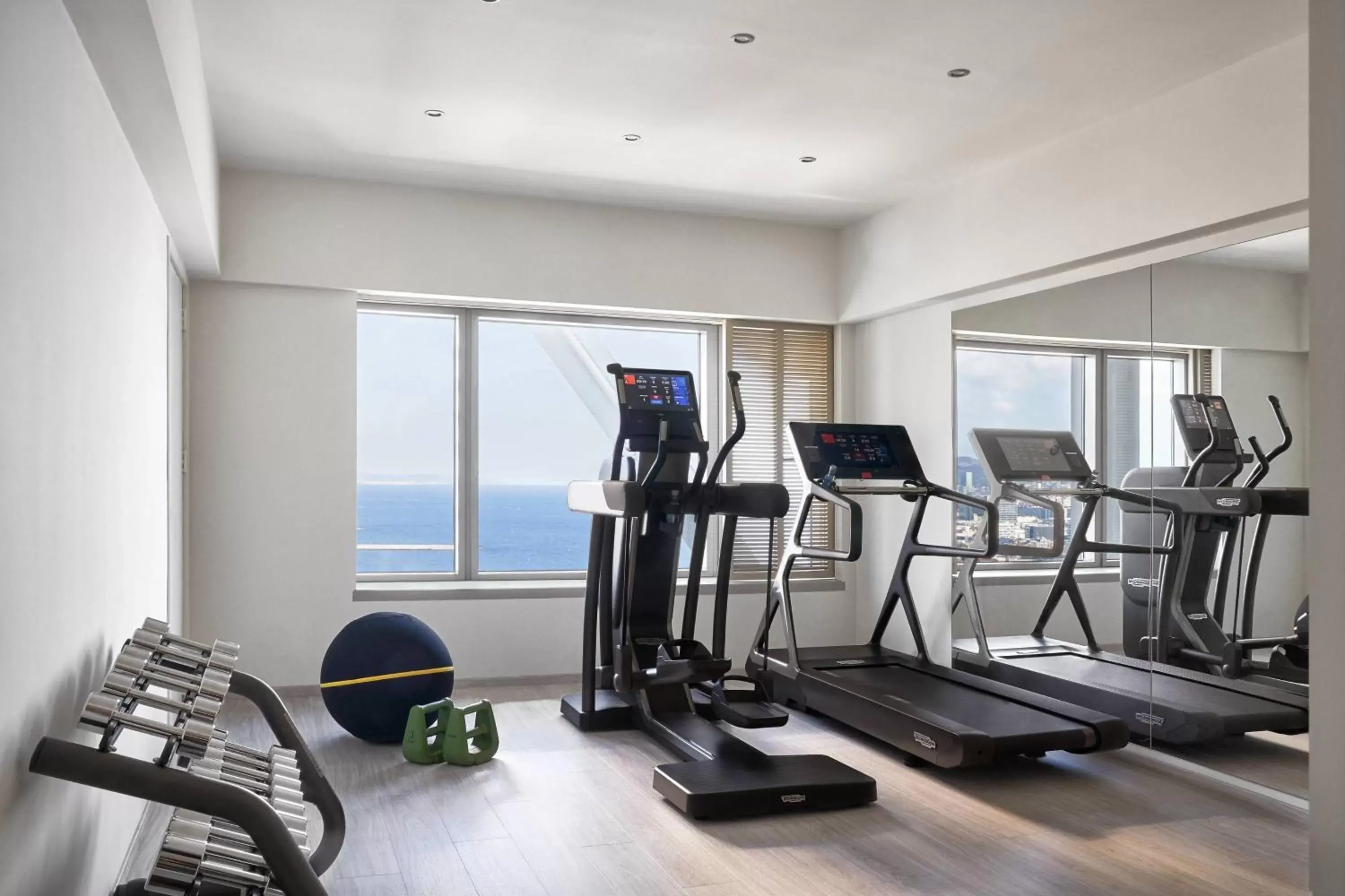 Photo of the whole room, Fitness Center/Facilities in Hotel Arts Barcelona