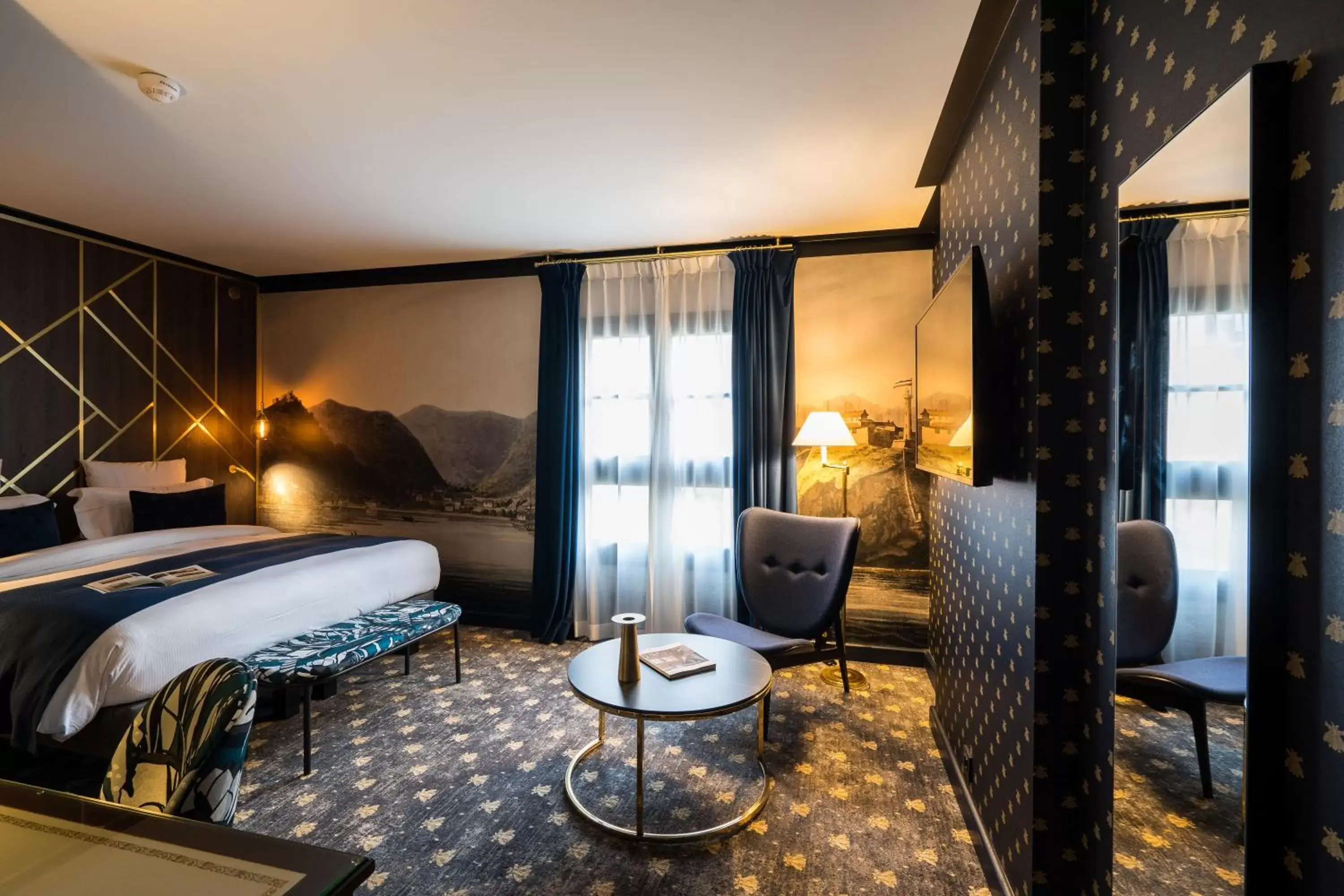 Photo of the whole room, Bed in Aigle Noir Fontainebleau MGallery