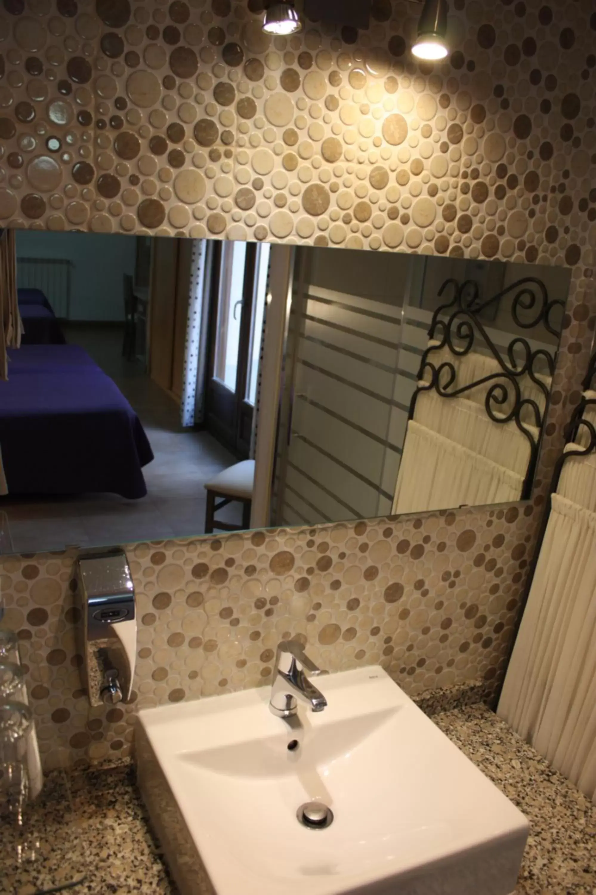 Decorative detail, Bathroom in Hostal La Ribera del Júcar