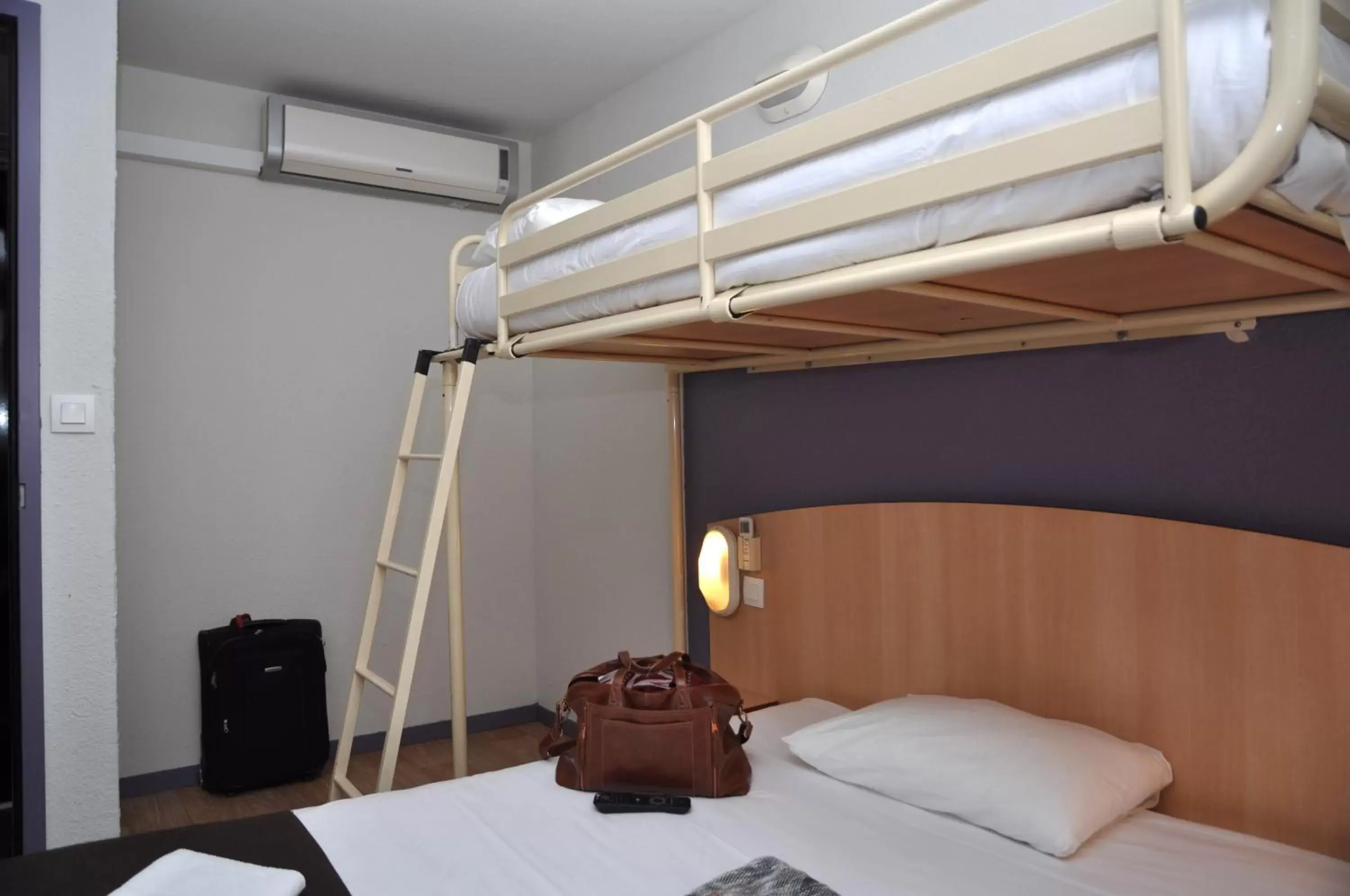 Bed, Bunk Bed in Premiere Classe Niort Est - Chauray
