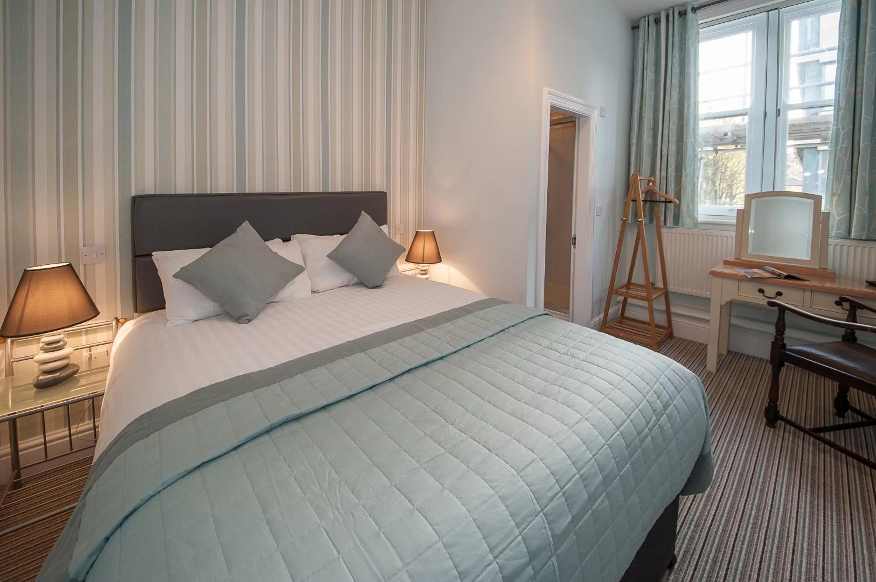 Bed in The Royal Hotel and Bar