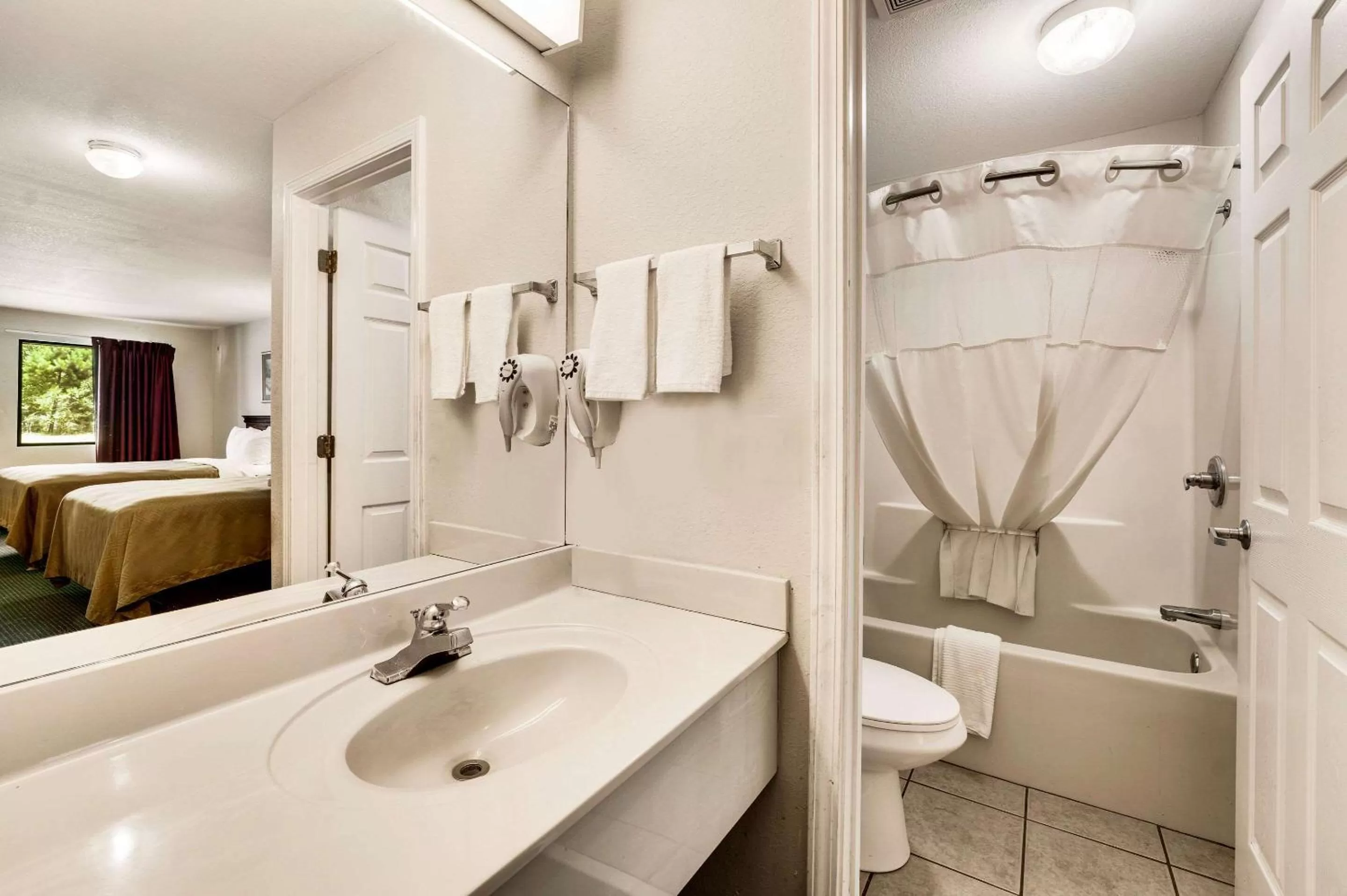 Bathroom, Bed in Rodeway Inn Sandersville