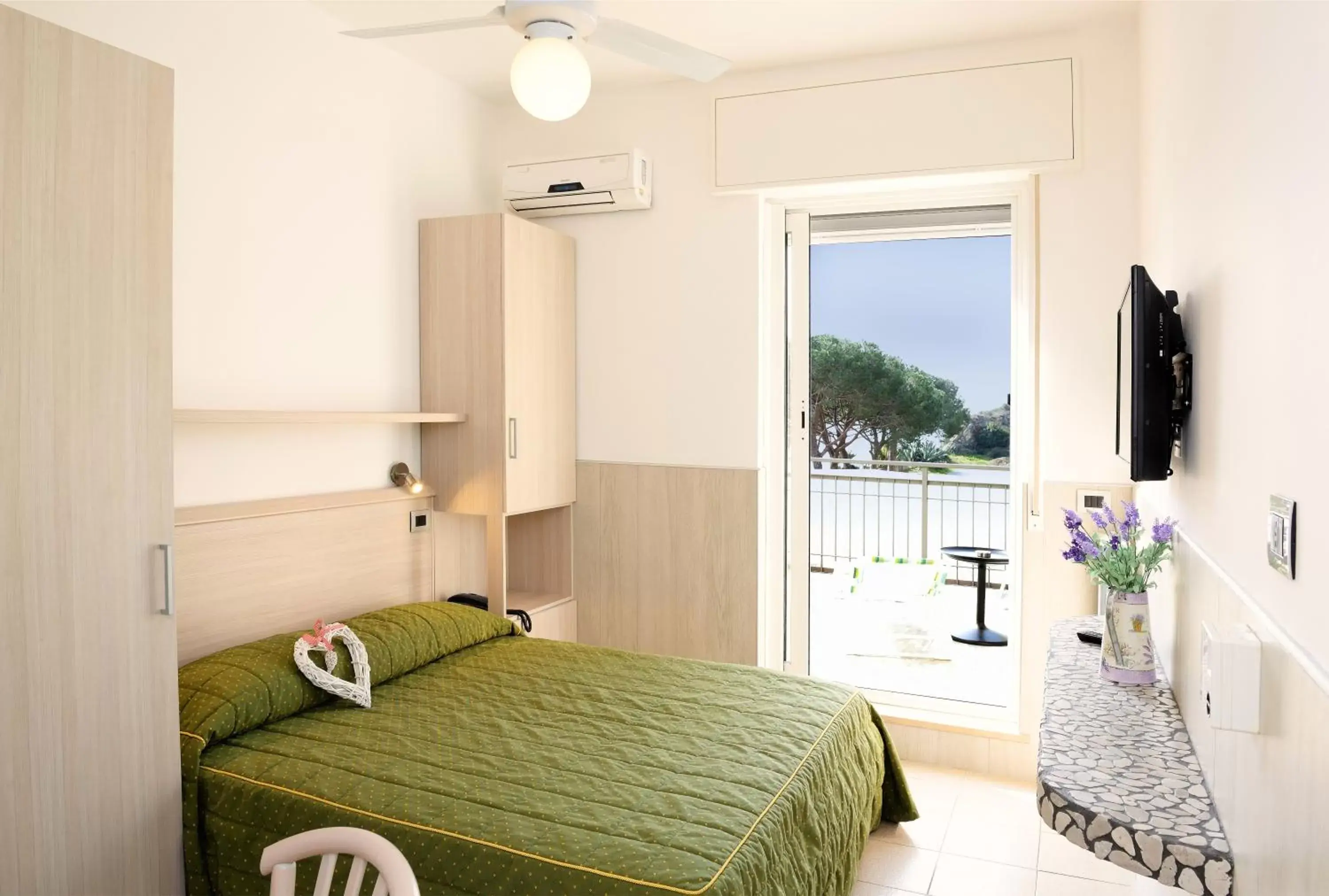 Double Room with Terrace and Sea View   in Hotel Puntabella