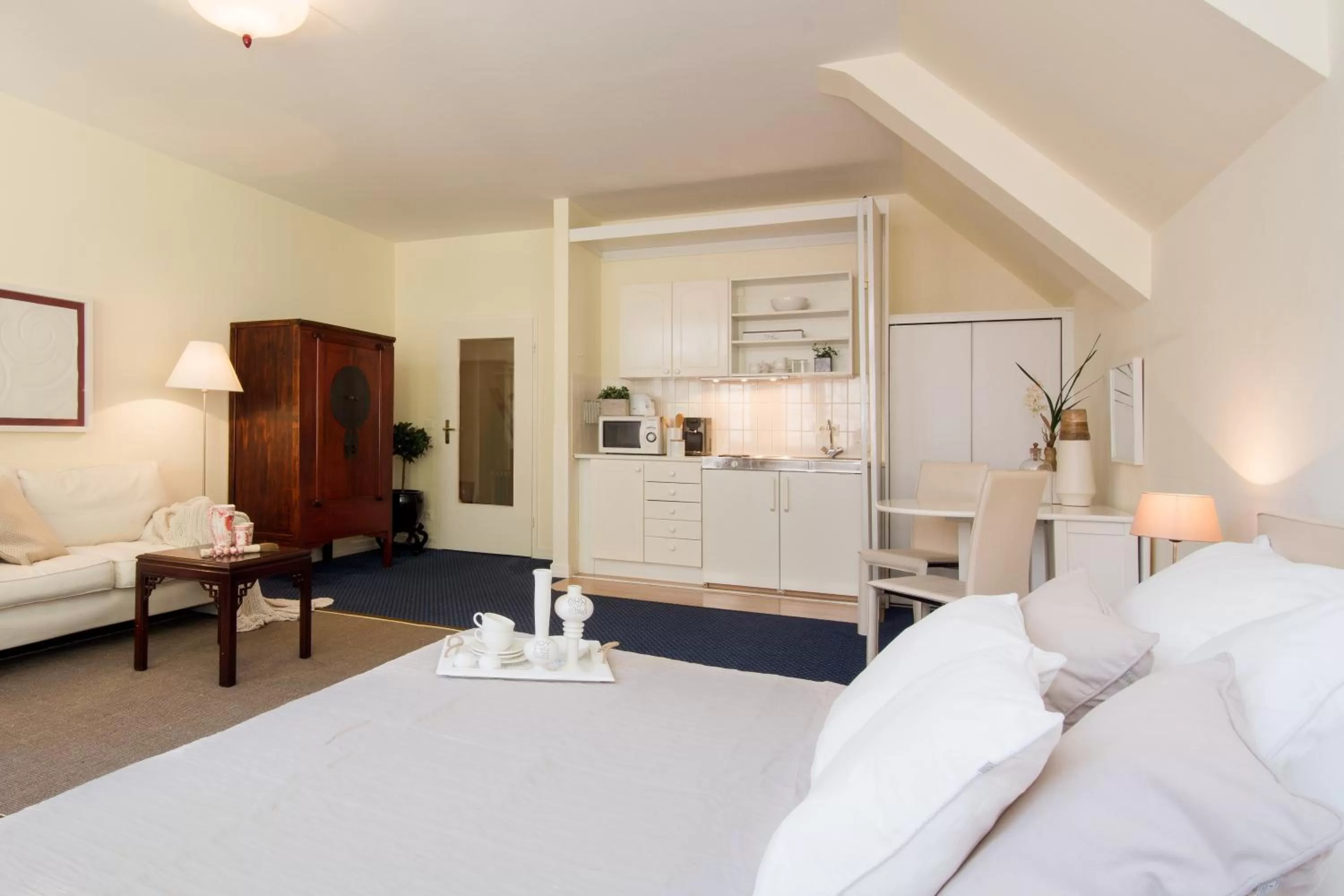 Photo of the whole room, Bed in Carlstadt Suites Düsseldorf