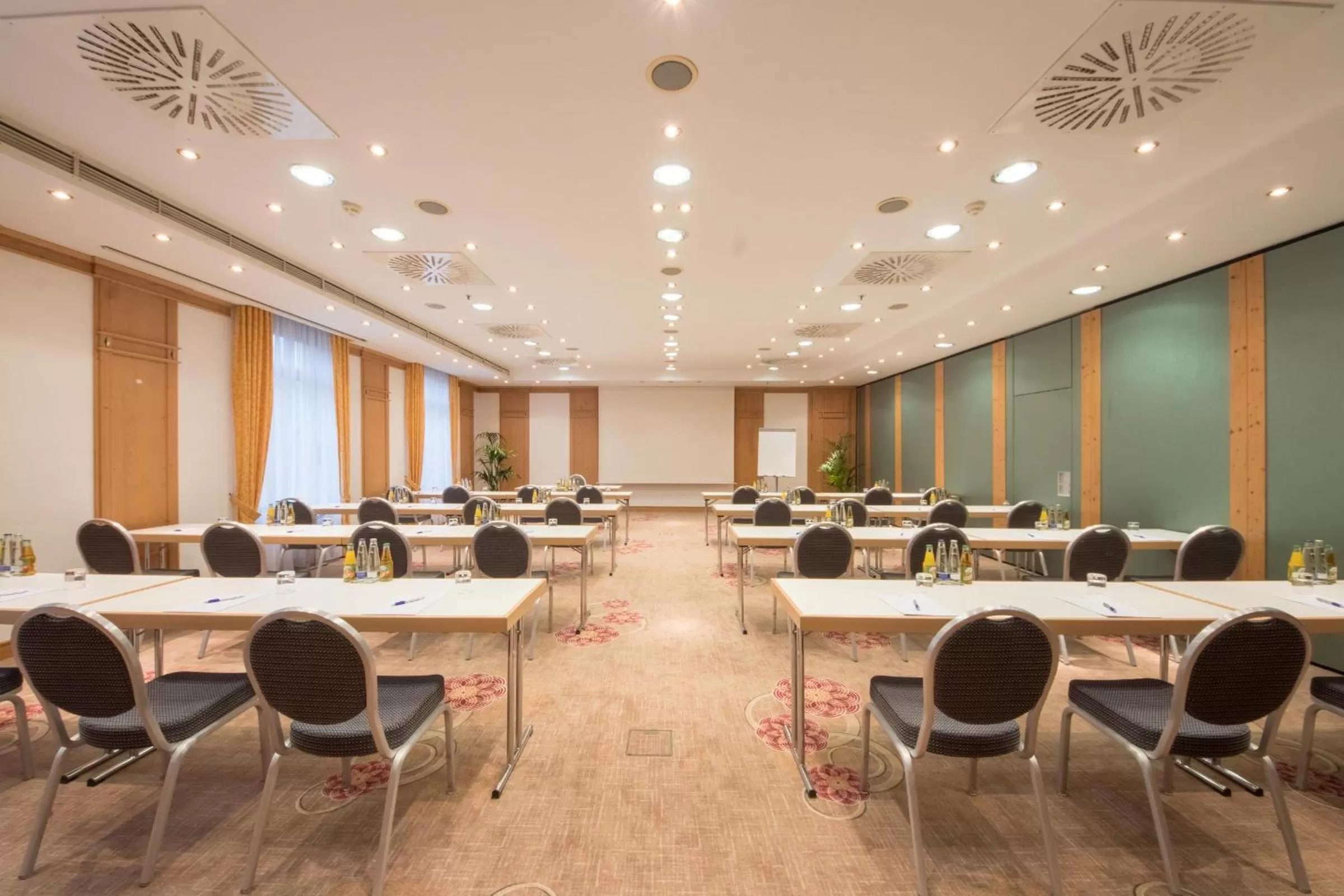 Meeting/conference room in Atomis Hotel Munich Airport by Mercure