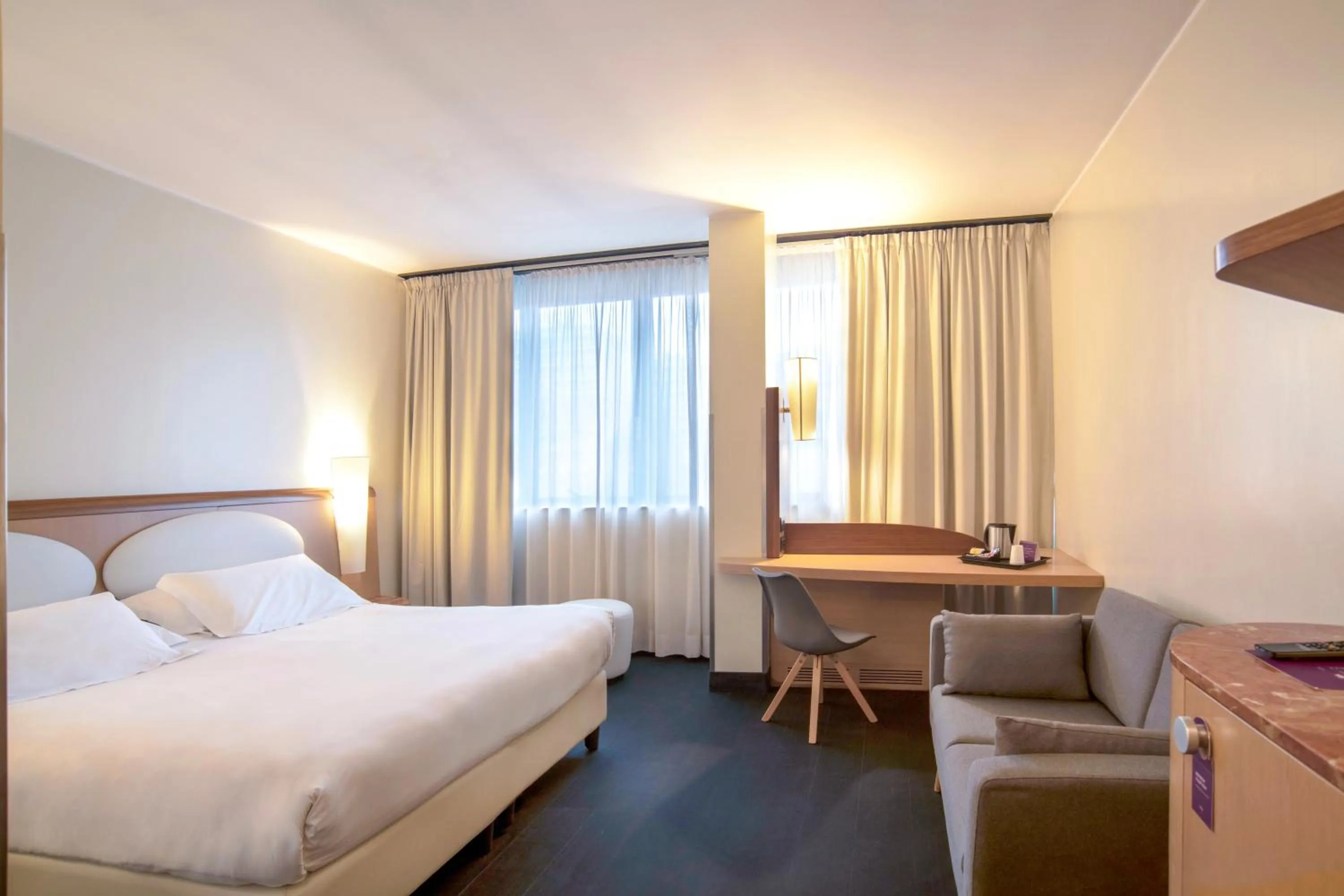 Photo of the whole room, Bed in Mercure Roma West