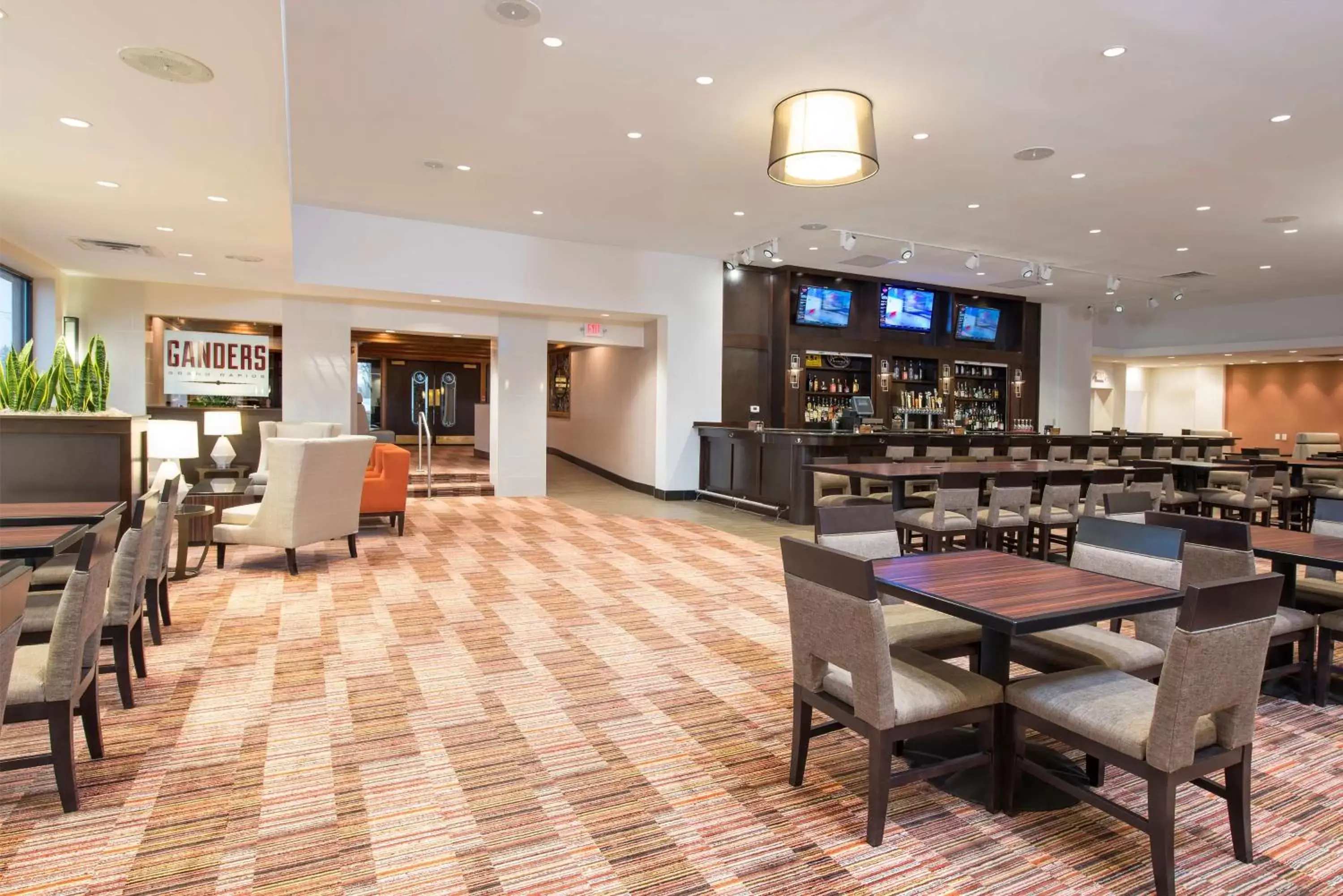 Lounge or bar, Restaurant/Places to Eat in DoubleTree by Hilton Hotel Grand Rapids Airport