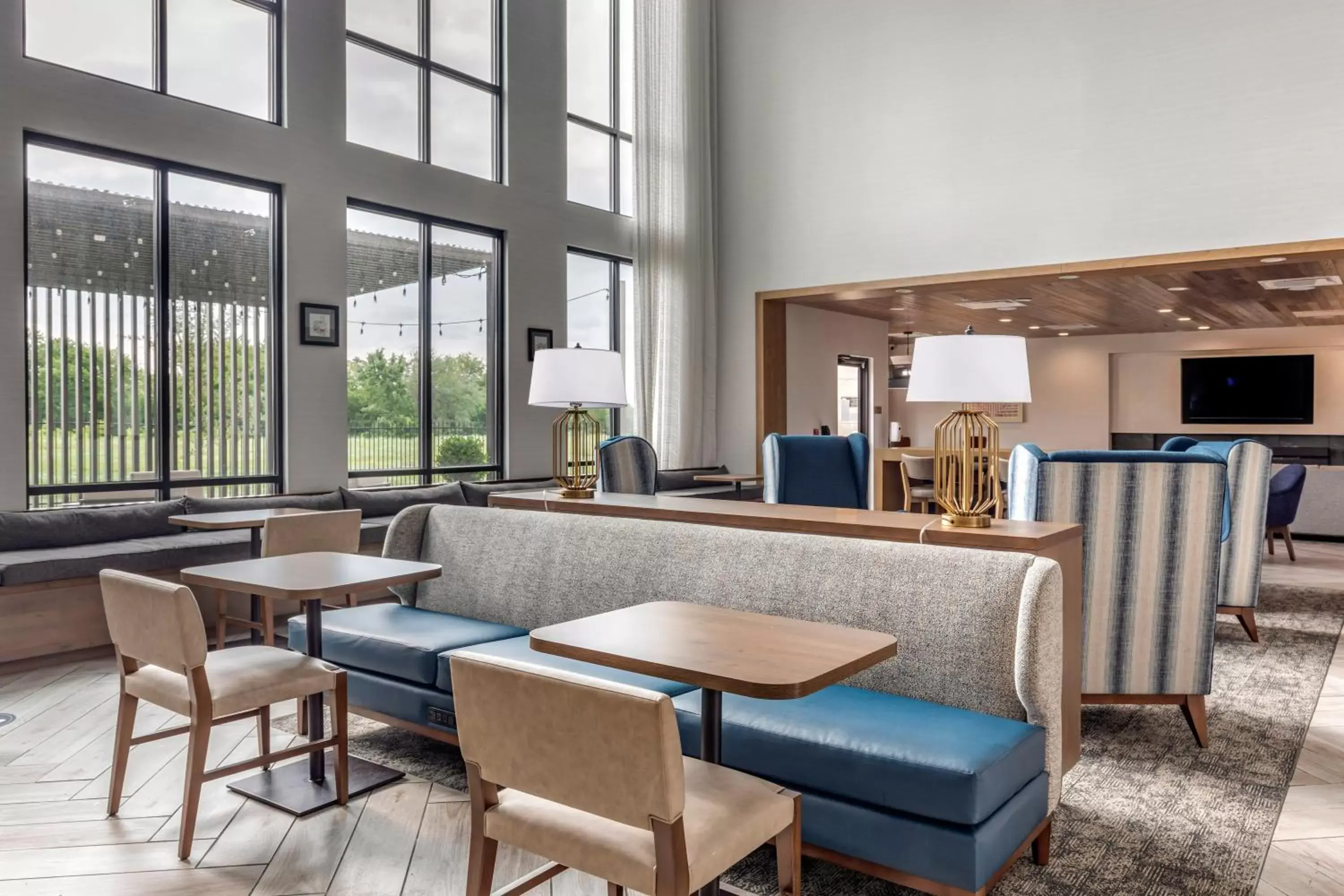 Breakfast, Lounge/Bar in Staybridge Suites - Dallas - Grand Prairie, an IHG Hotel
