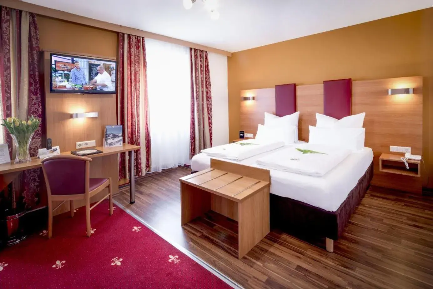 Bed in Tiptop Hotel Burgschmiet Garni
