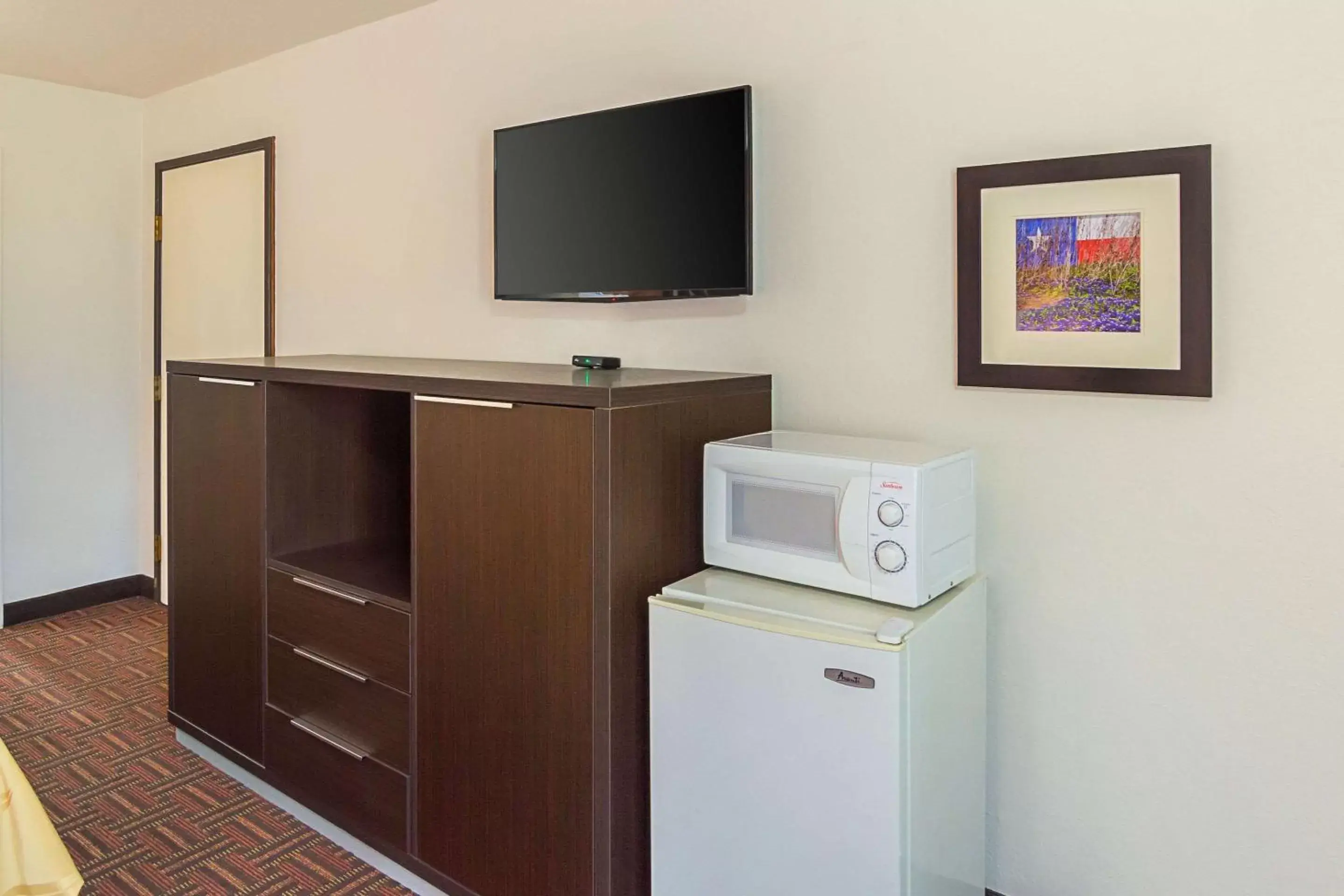 Photo of the whole room, TV/Entertainment Center in Quality Inn East Amarillo