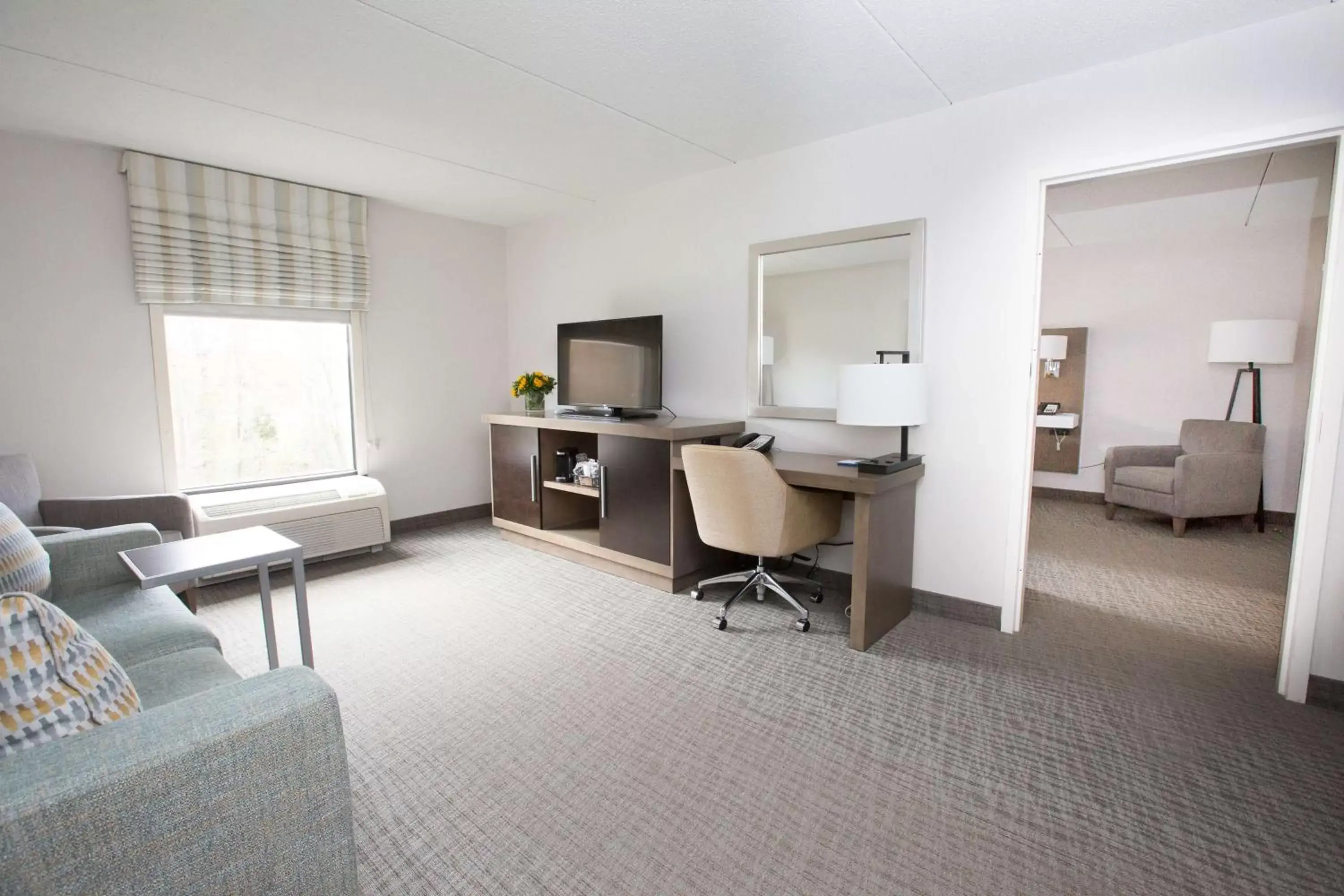 Living room, Seating Area in Hampton Inn Raynham-Taunton