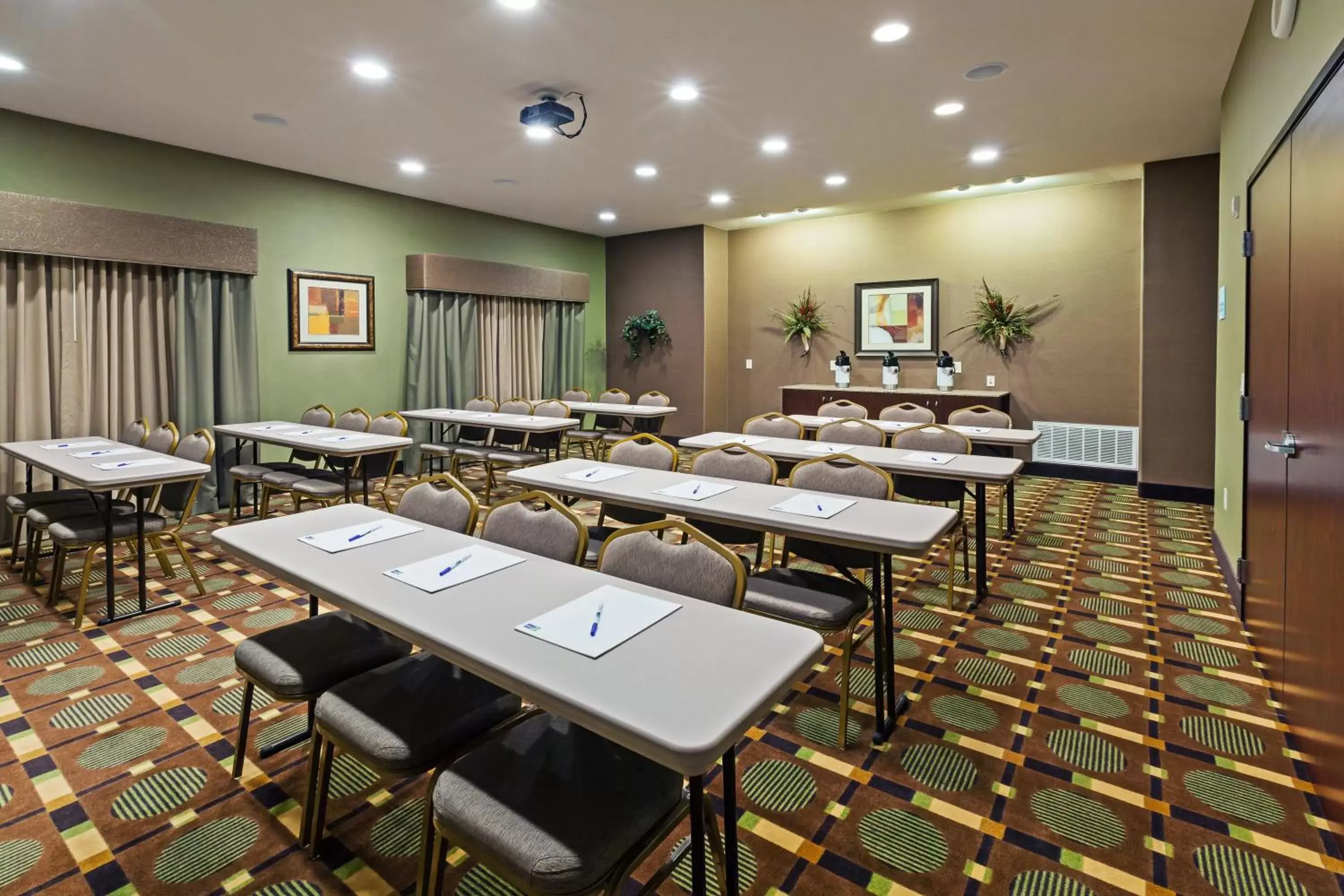Meeting/conference room in Holiday Inn Express & Suites Brady, an IHG Hotel