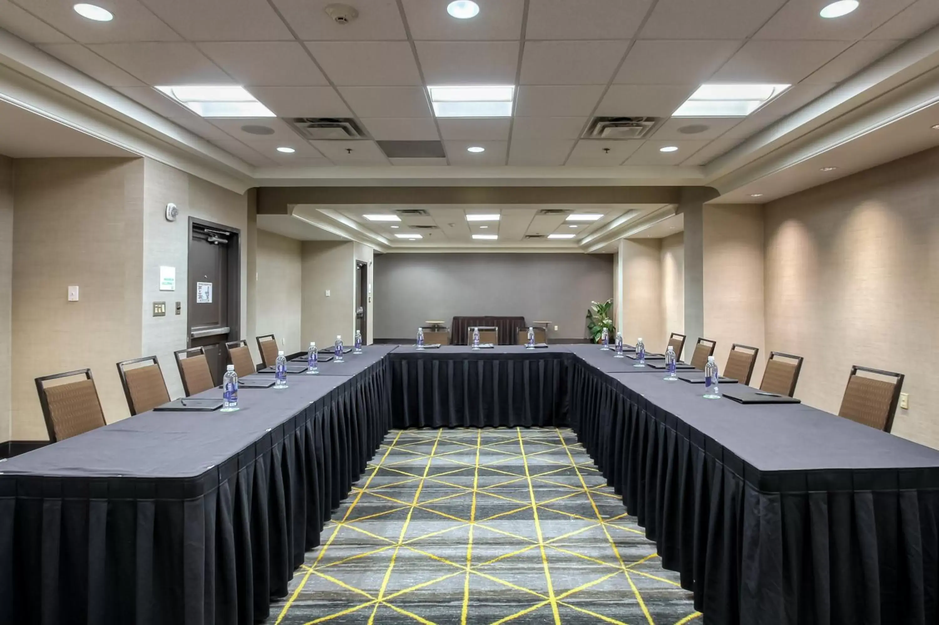 Meeting/conference room in Holiday Inn & Suites Atlanta Airport North, an IHG Hotel
