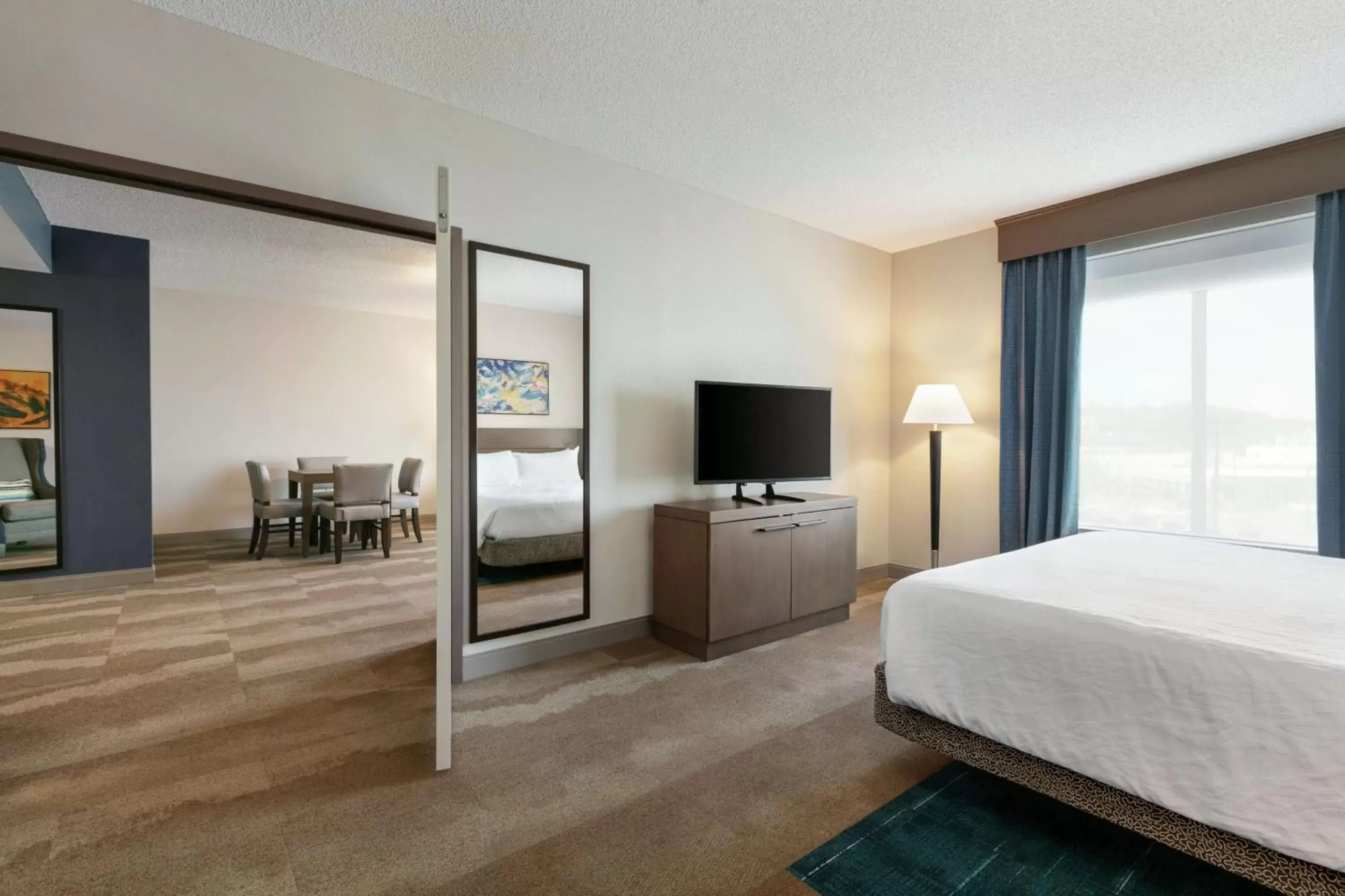 Bedroom, TV/Entertainment Center in Hilton Garden Inn Harrisburg East