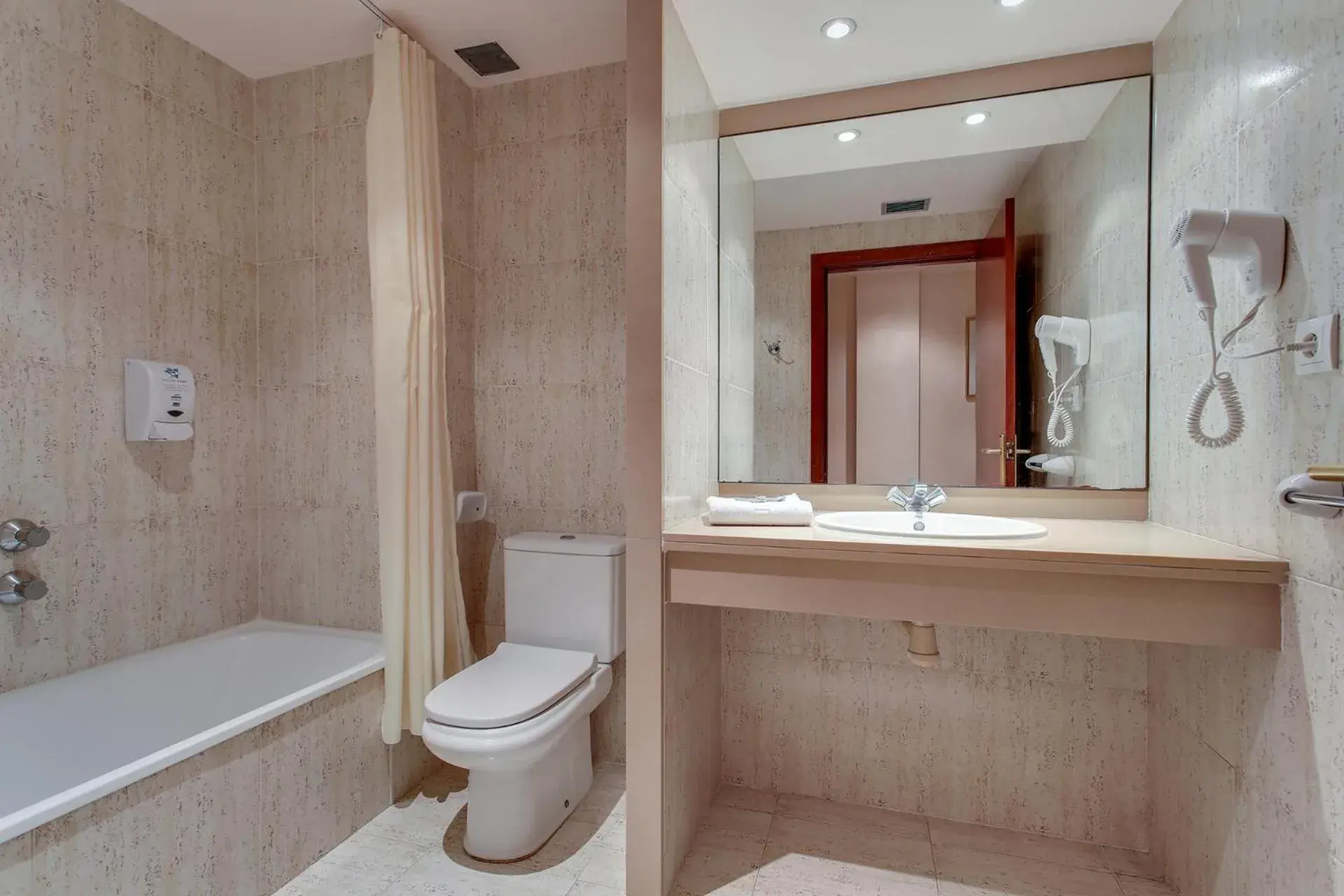 Bathroom in Hotel Gran Garbi Mar & AquasPlash
