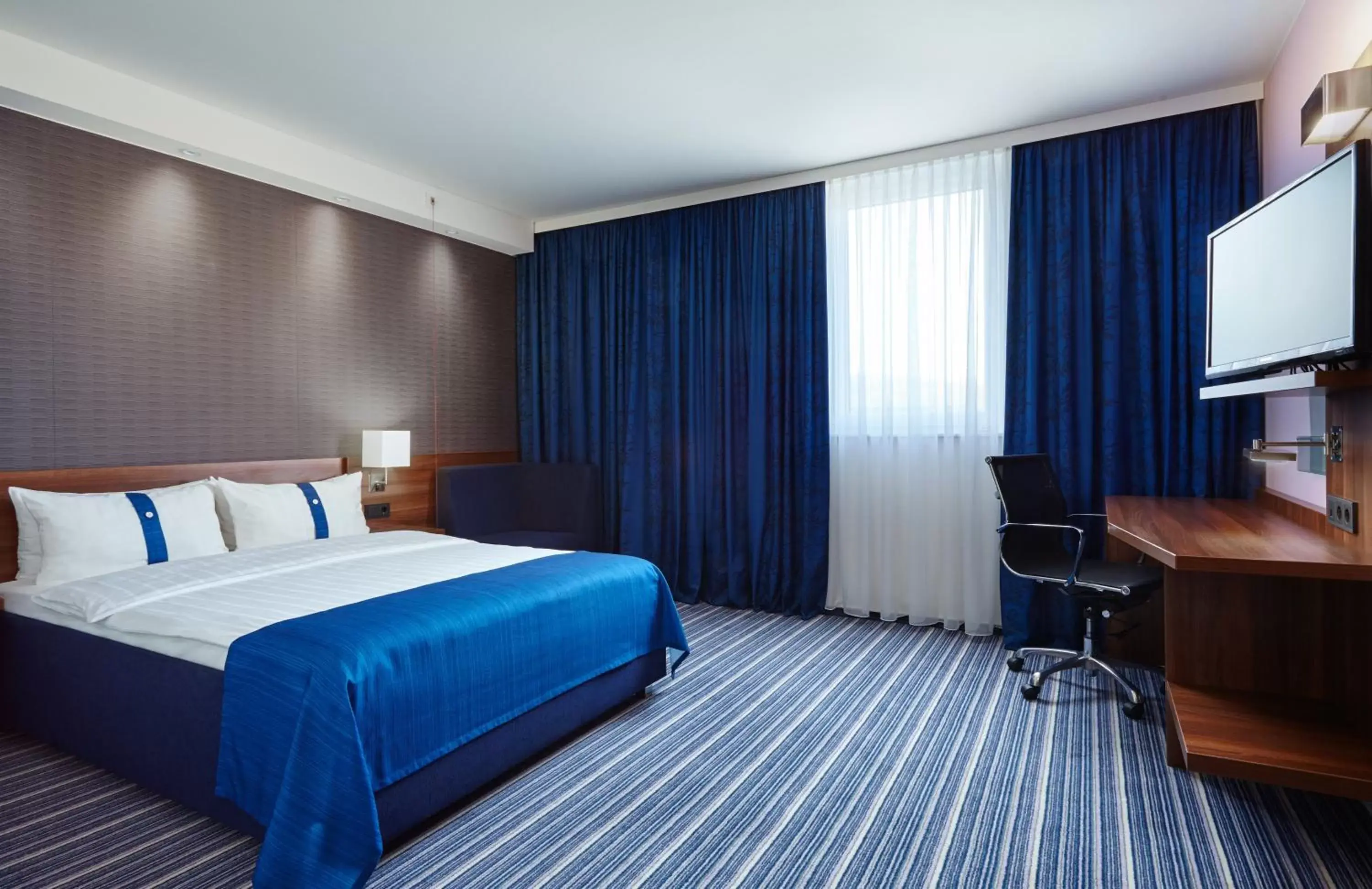 Photo of the whole room, Bed in Holiday Inn Express Neunkirchen, an IHG Hotel